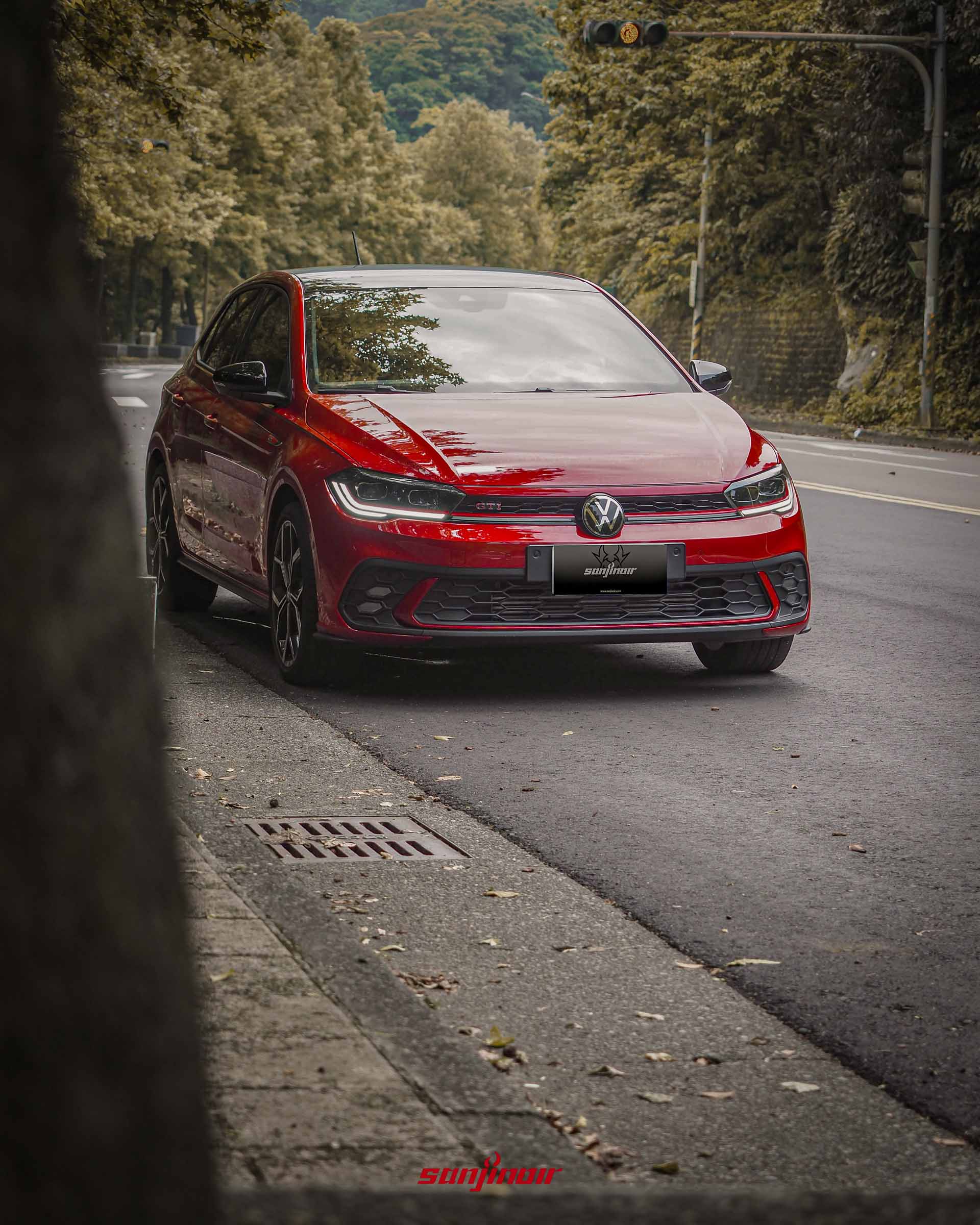 2026 Volkswagen Polo GTI停放在路邊的車頭側視圖。