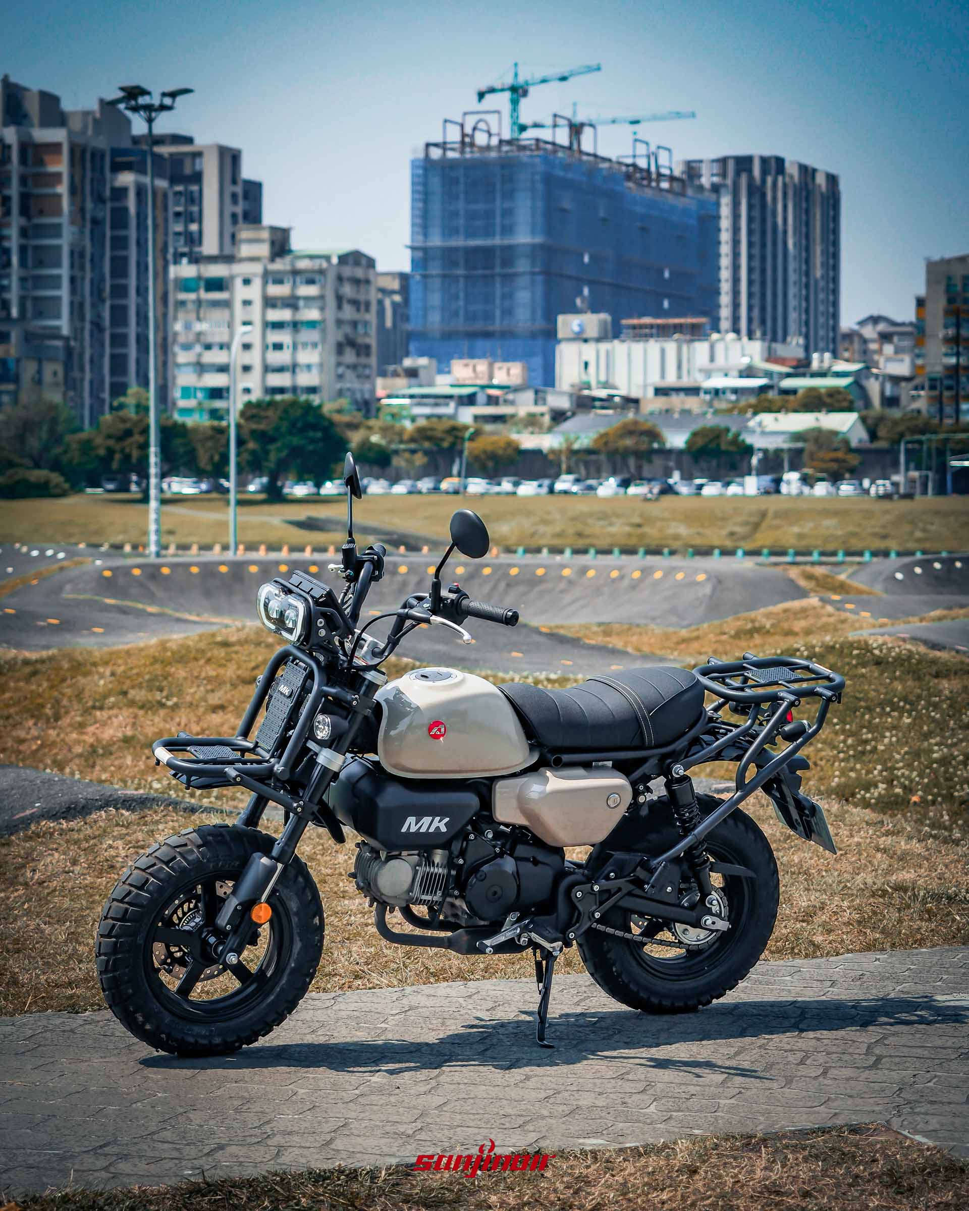 從側面視角觀看Aeontek MK150，展現緊湊車身比例、毛毛蟲坐墊以及標準配備的前後置物貨架。