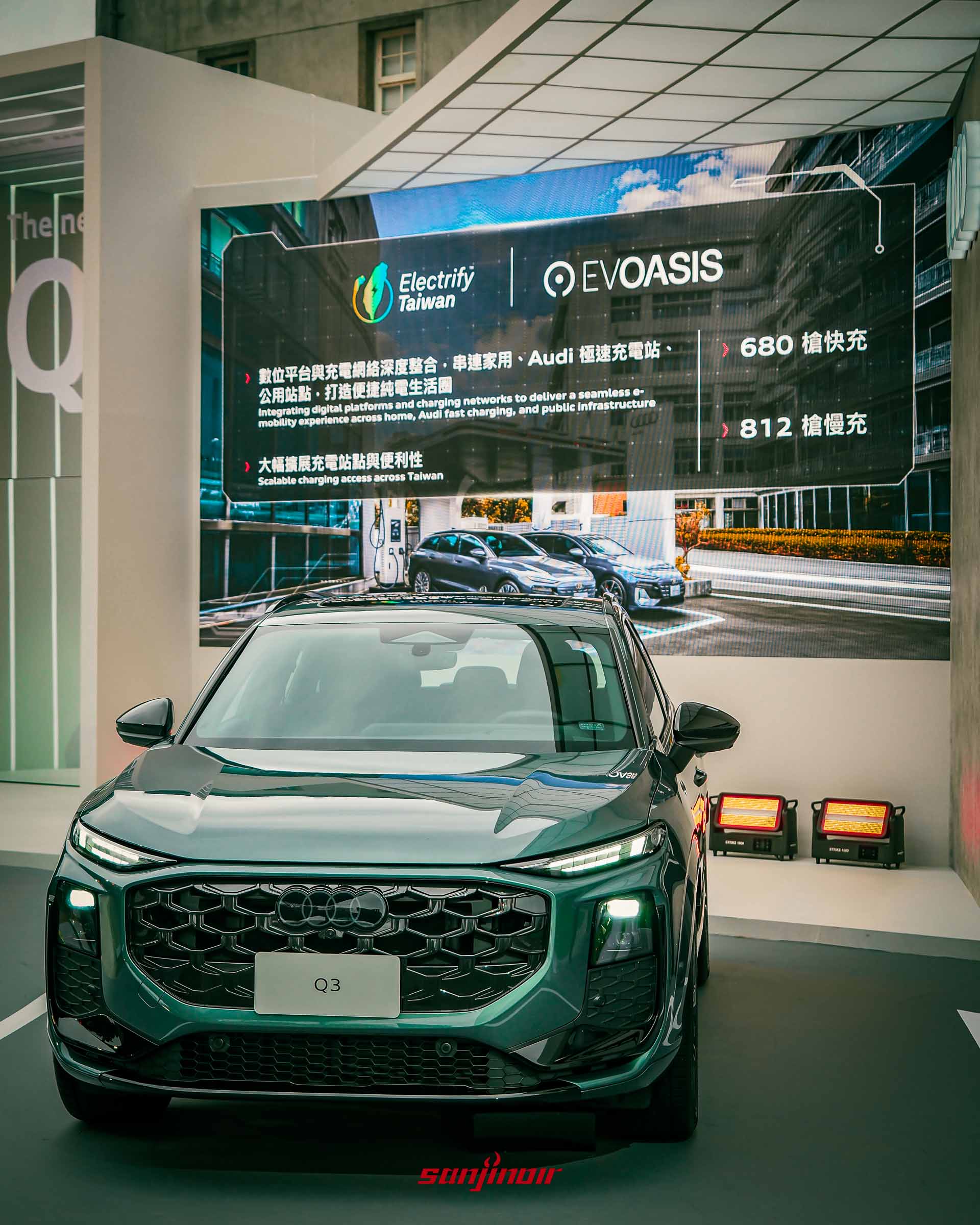 綠色第三代AudiQ3車頭特寫與分離式頭燈及八角型水箱護罩。