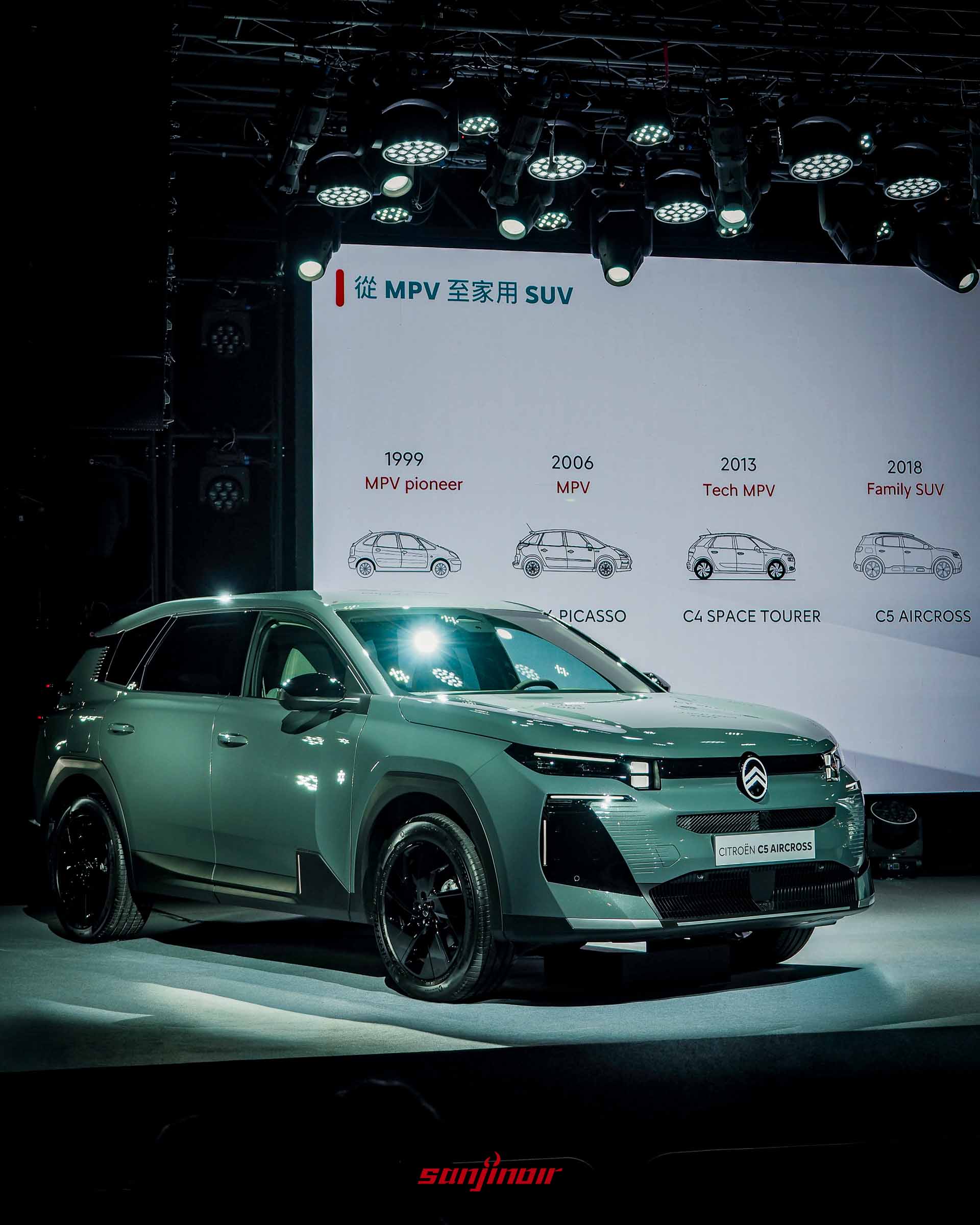 CITROËN C5 Aircross展示於舞台上，後方螢幕呈現品牌從MPV至家用SUV的車型發展歷史簡報。