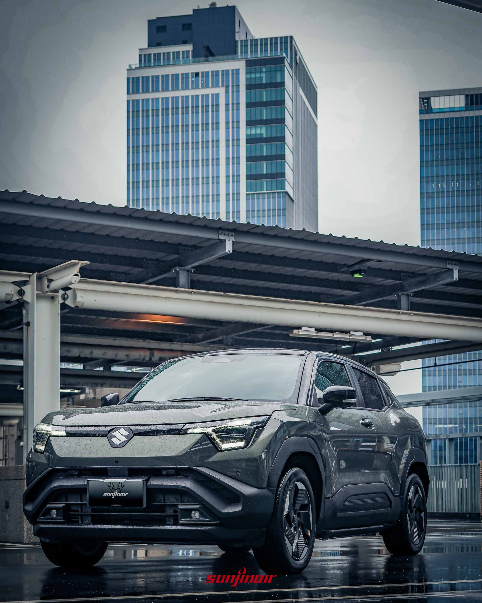 2026 SUZUKI e Vitara車頭低角度特寫,展現封閉式水箱護罩與LED頭燈。