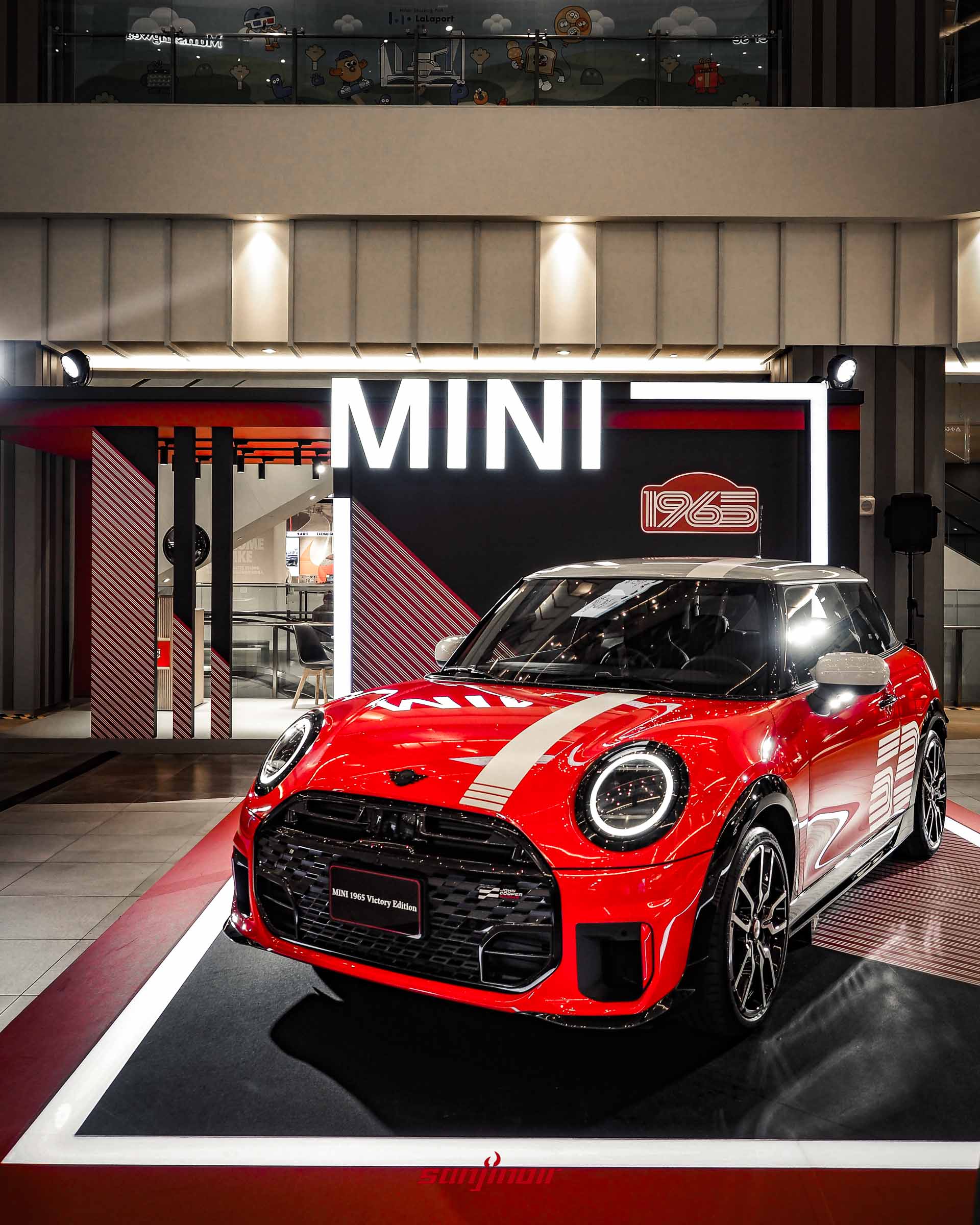 MINI 1965 Victory Edition的車頭特寫,展現黑色水箱護罩、圓形頭燈以及引擎蓋上的白色賽車飾條。