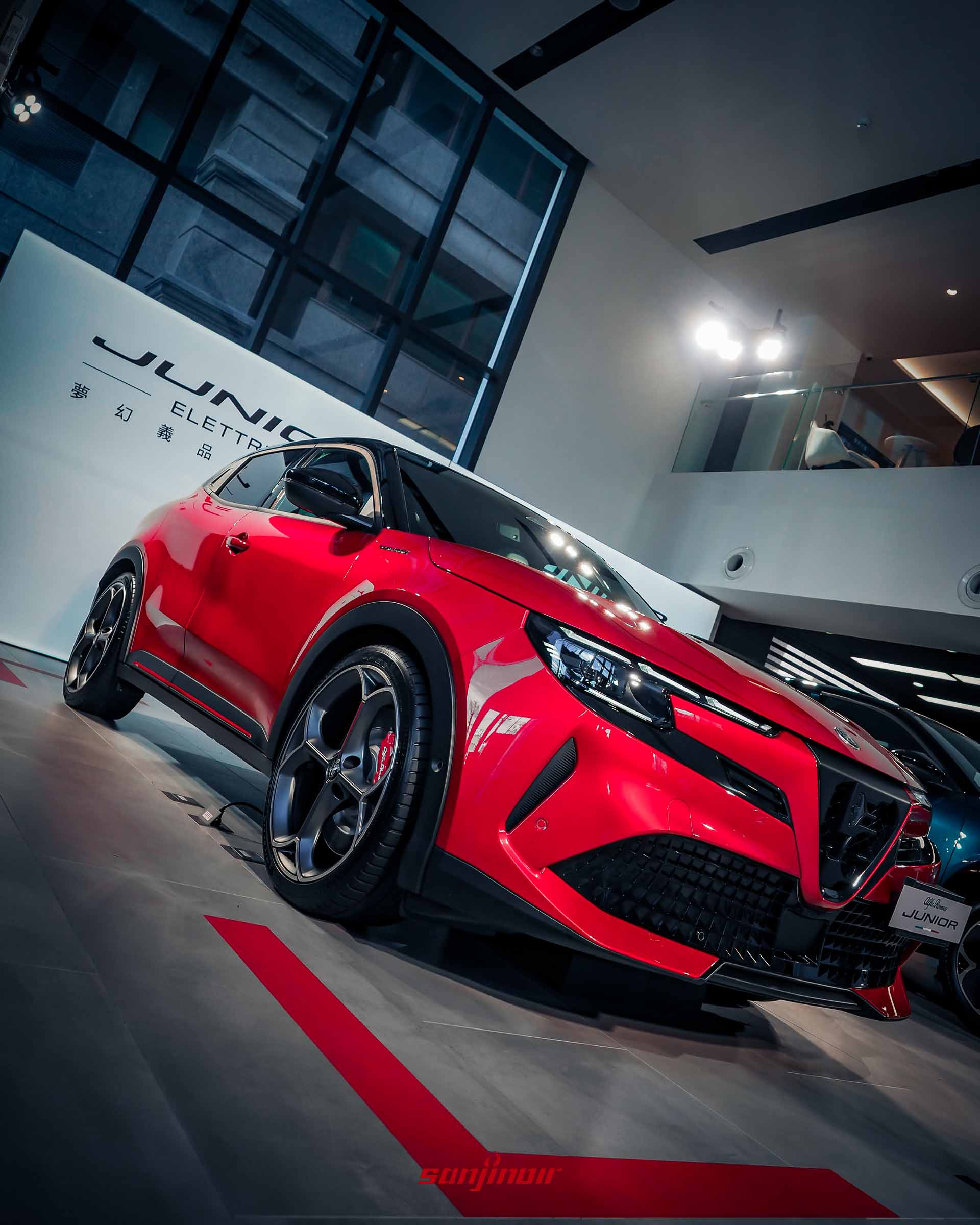 紅色Alfa Romeo Junior Elettrica 280 Veloce由下往上仰拍的車頭側視圖。