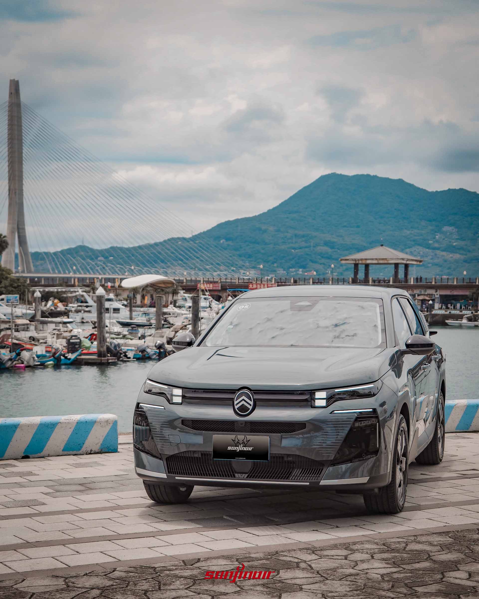 2026 CITROËN C5 Aircross車頭廠徽與Matrix LED頭燈組特寫。
