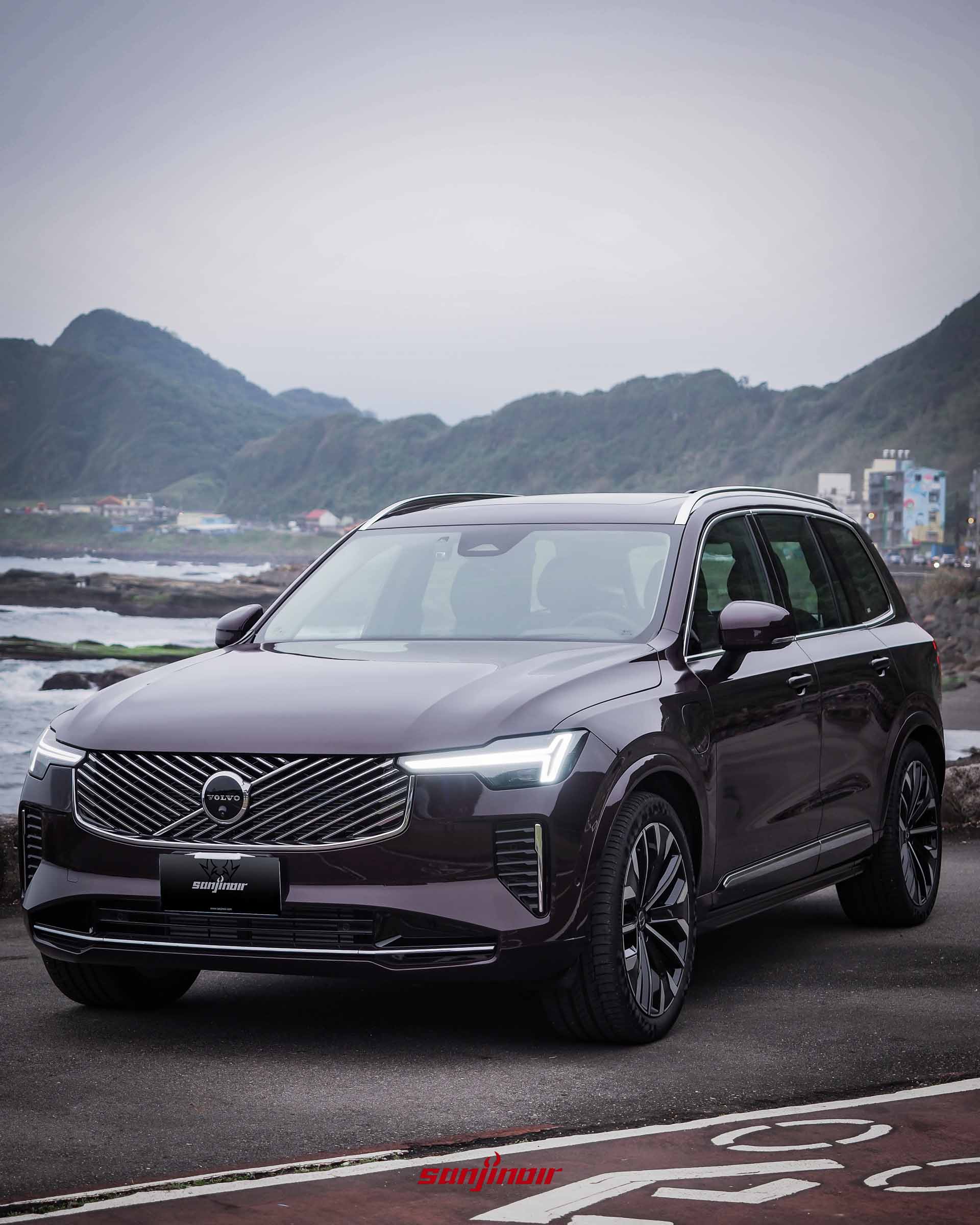 Volvo XC90 T8 Ultra車頭側傾角度近照,展現出俐落的矩陣式LED頭燈造型與沉穩的車身線條。