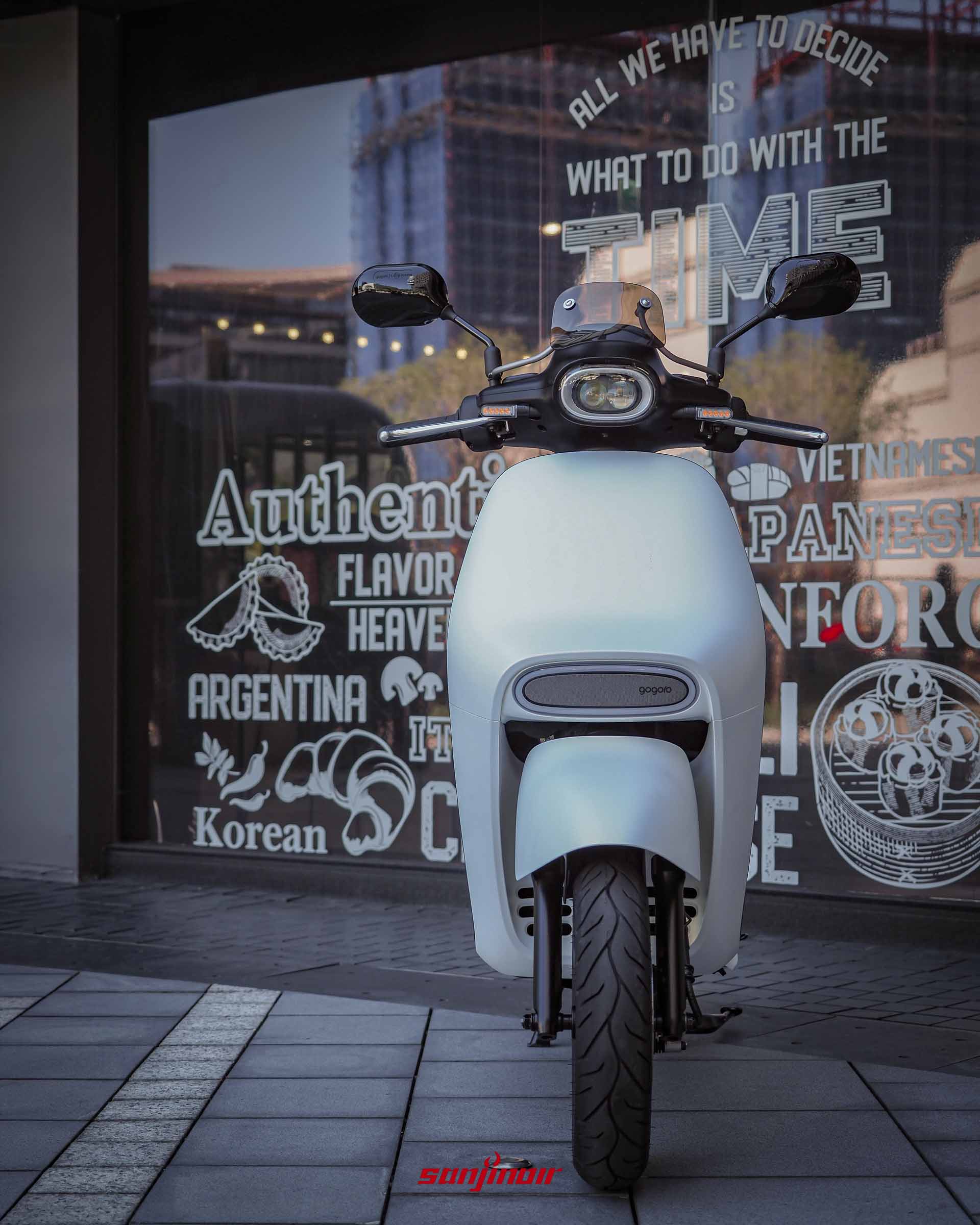 霧面銀白色Gogoro Luna電動機車的正前視角,呈現其圓潤的頭燈設計與車頭線條。