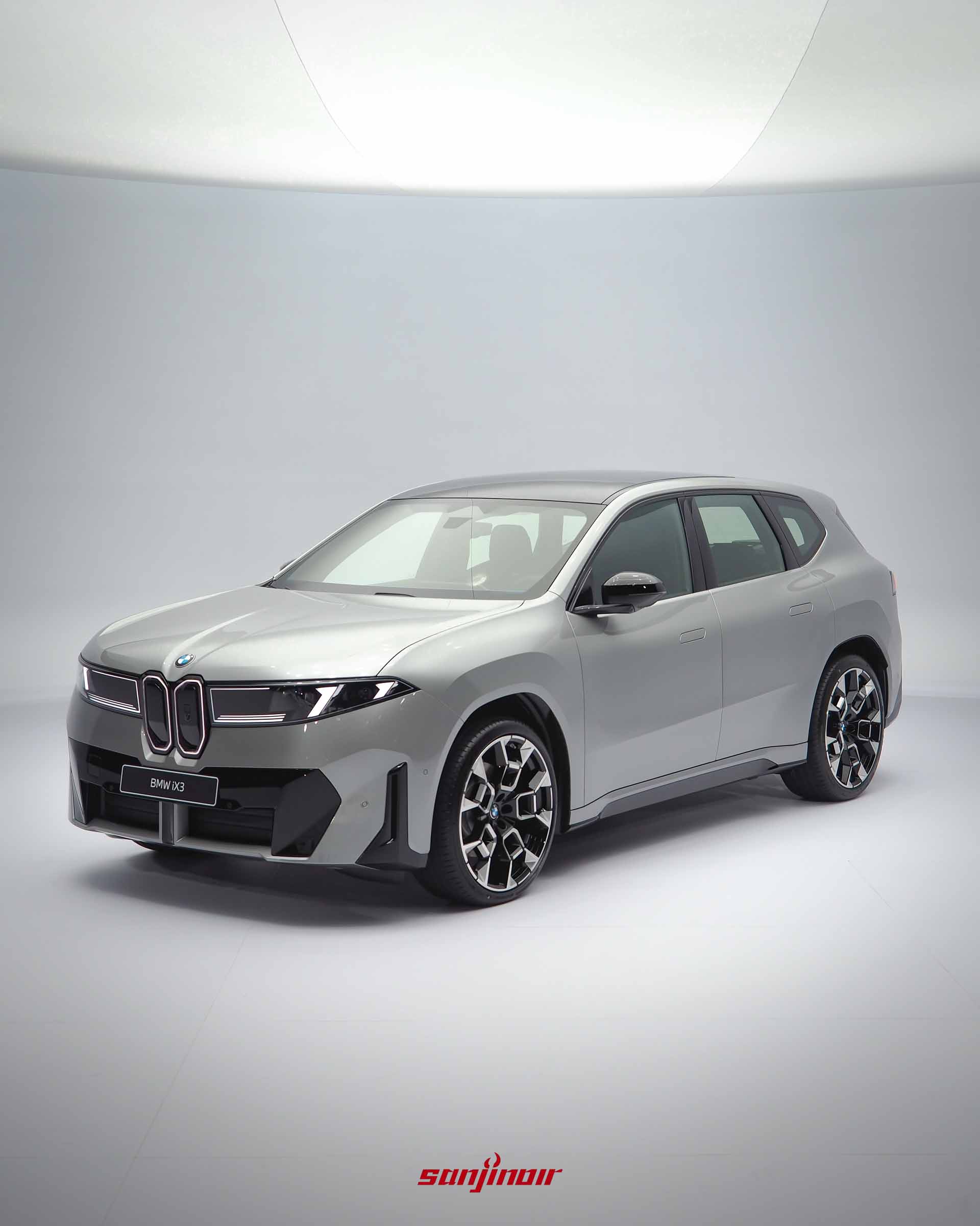 鳥瞰視角下的BMW iX3前斜側面,呈現洗鍊的幾何車身線條與獨特的水箱護罩輪廓。