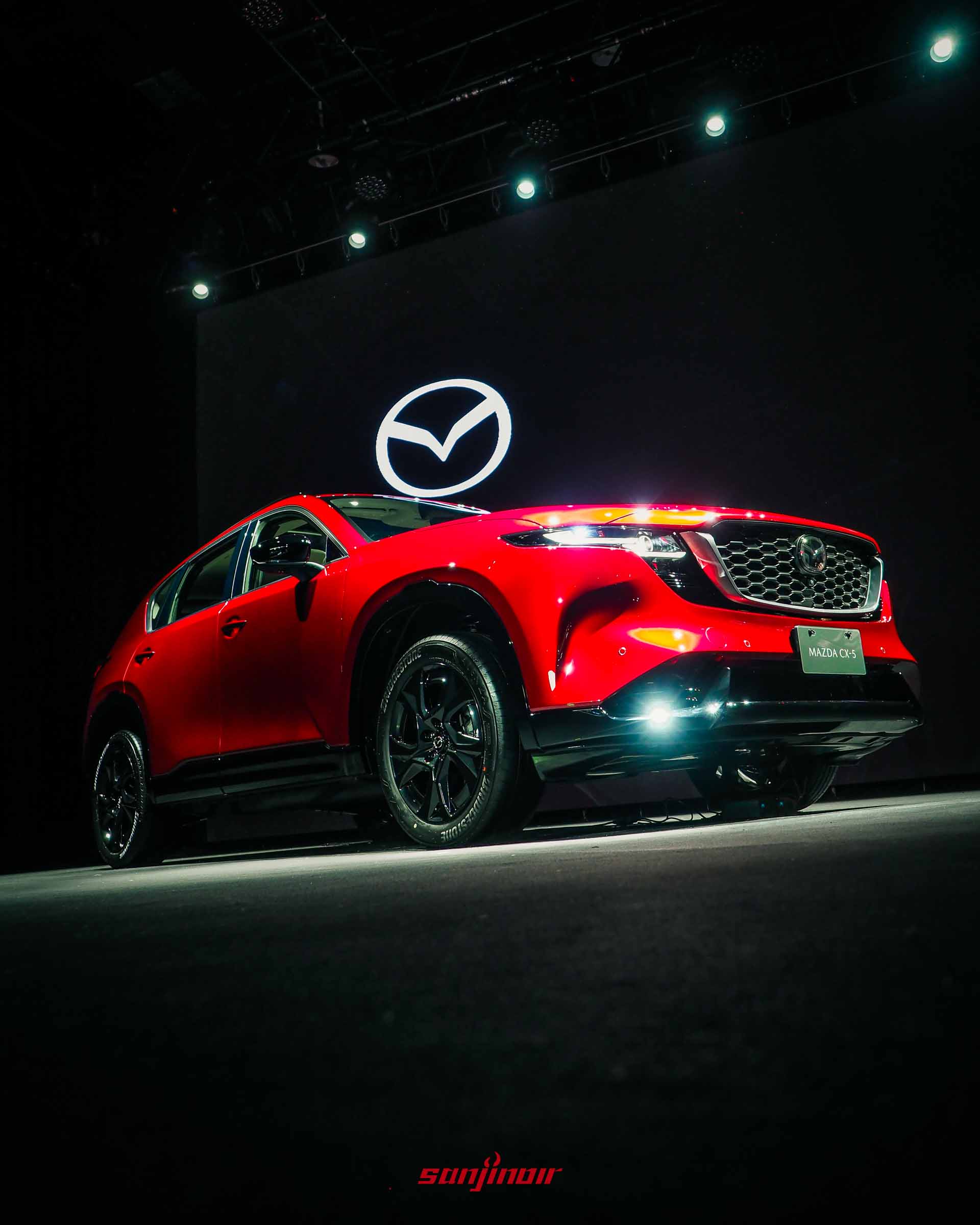 2026全新MAZDA CX-5車頭右前低角度特寫,突顯深邃的紅色烤漆與黑色下擾流層次。