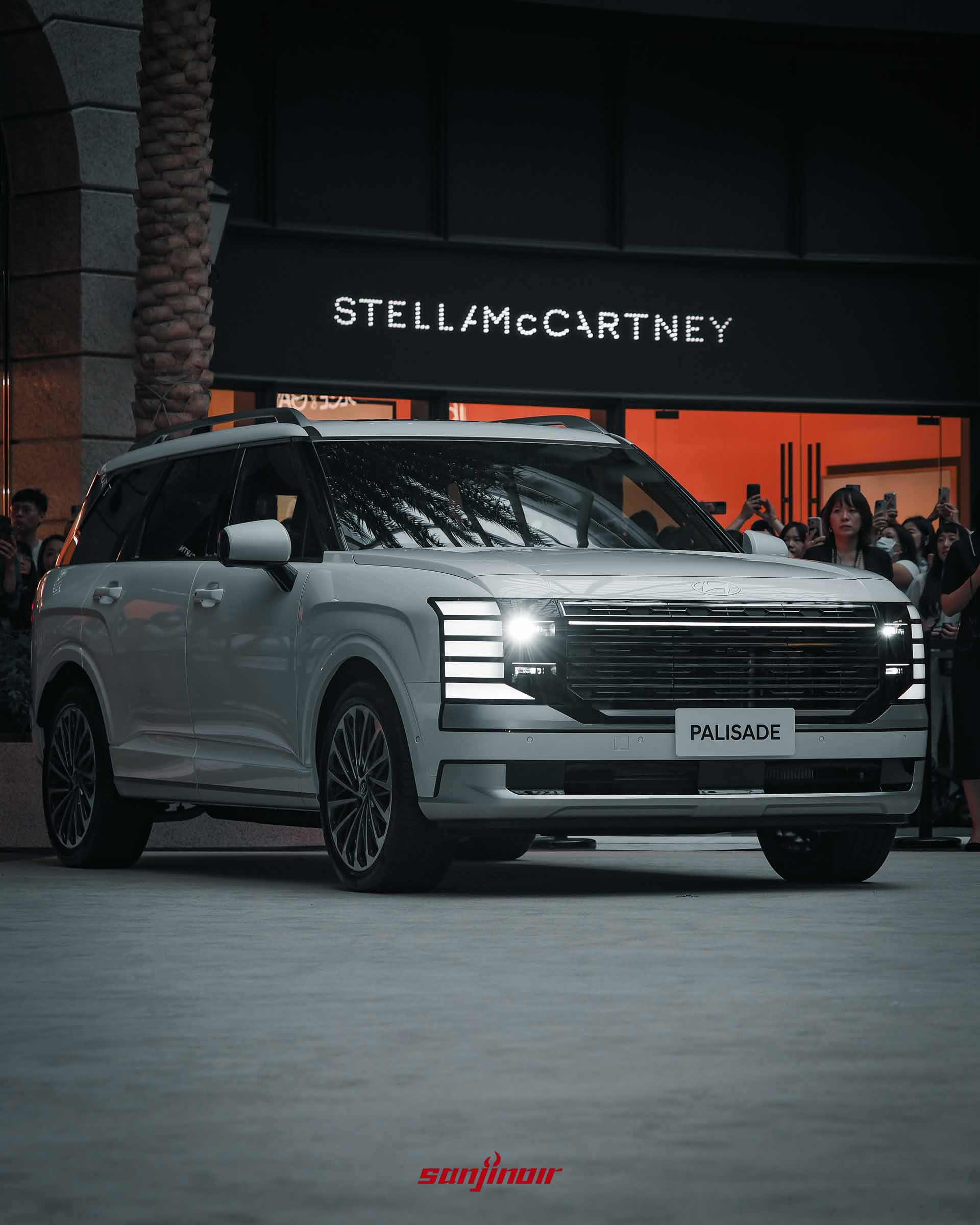 2026 Hyundai Palisade白色車型正前方與右側外觀特寫，展現序列式水箱護罩與點亮的LED頭燈設計。