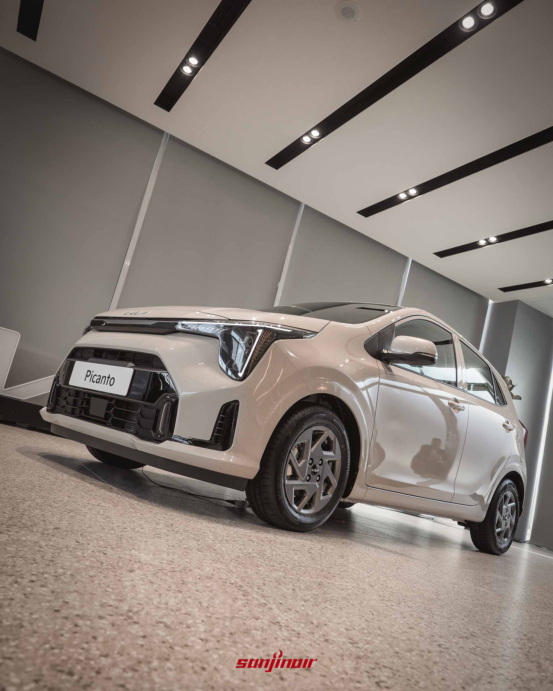 自低角度拍攝的Kia Picanto Cappuccino Edition車頭左側,展示其銳利的LED日行燈、立體水箱護罩以及14吋幾何造型鋁合金輪圈。