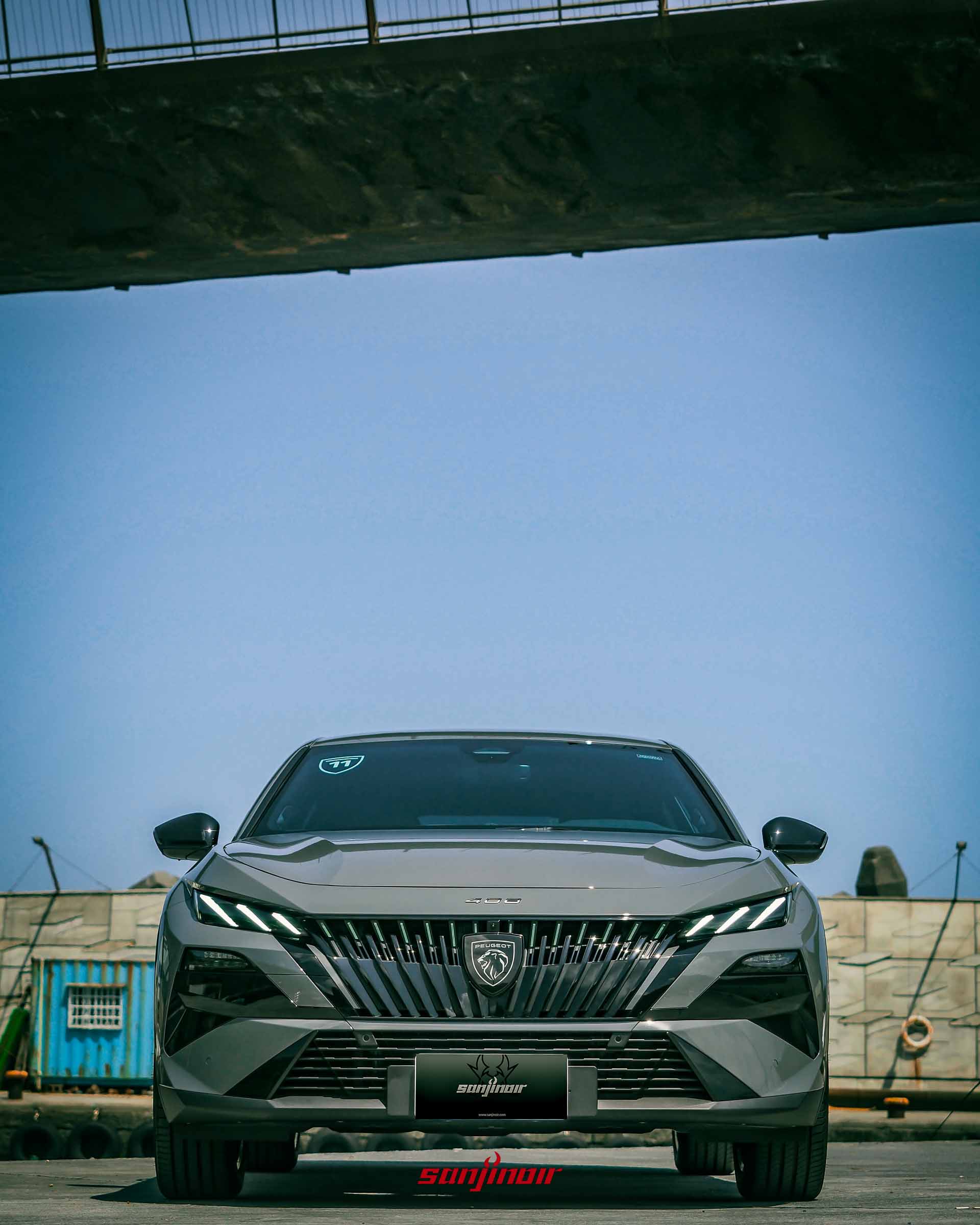 灰色PEUGEOT 408的車頭特寫,展示全新水箱護罩、發光獅徽與三爪式LED日行燈。