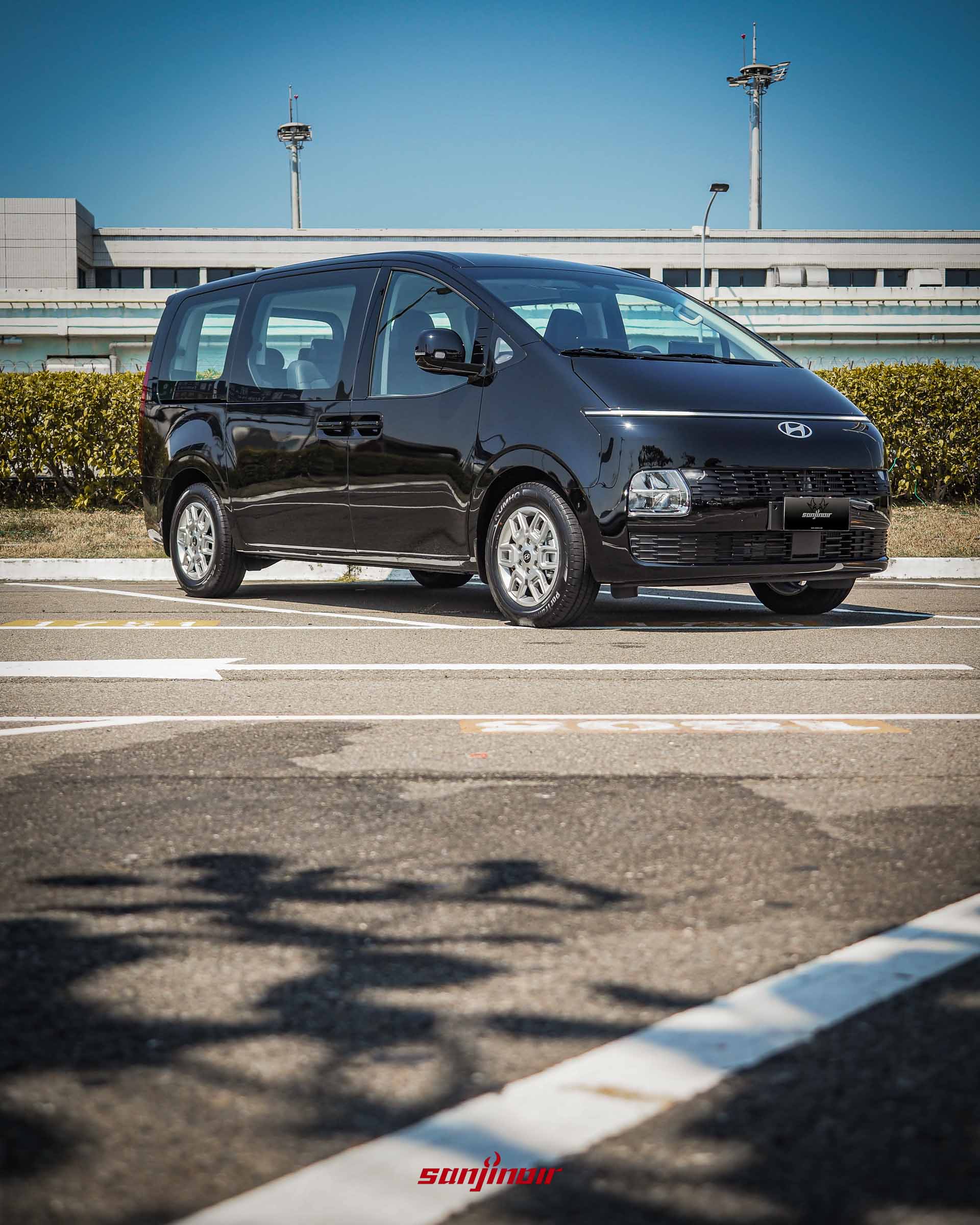 側拍黑色 Hyundai Staria 靜止畫面,凸顯其高聳車身、平整車側窗框設計與18吋雙色鋁圈。