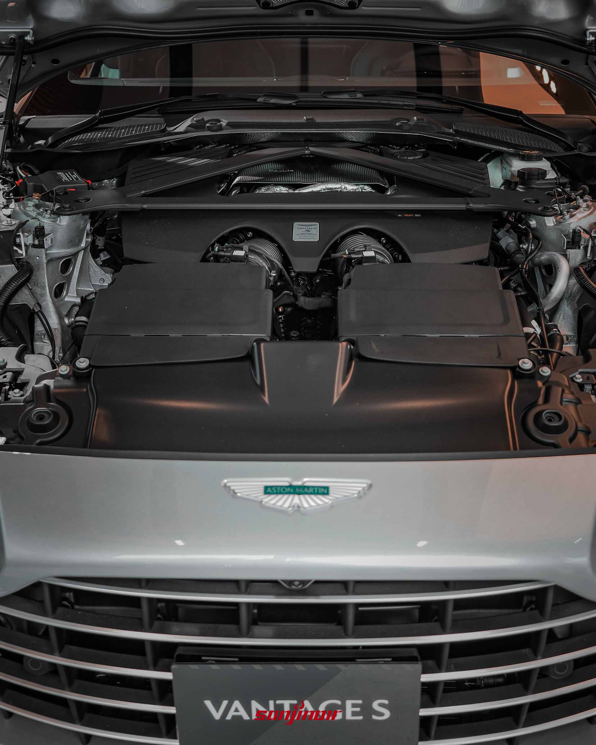 前中置 V8 雙渦輪增壓引擎室內部配置與結構桿