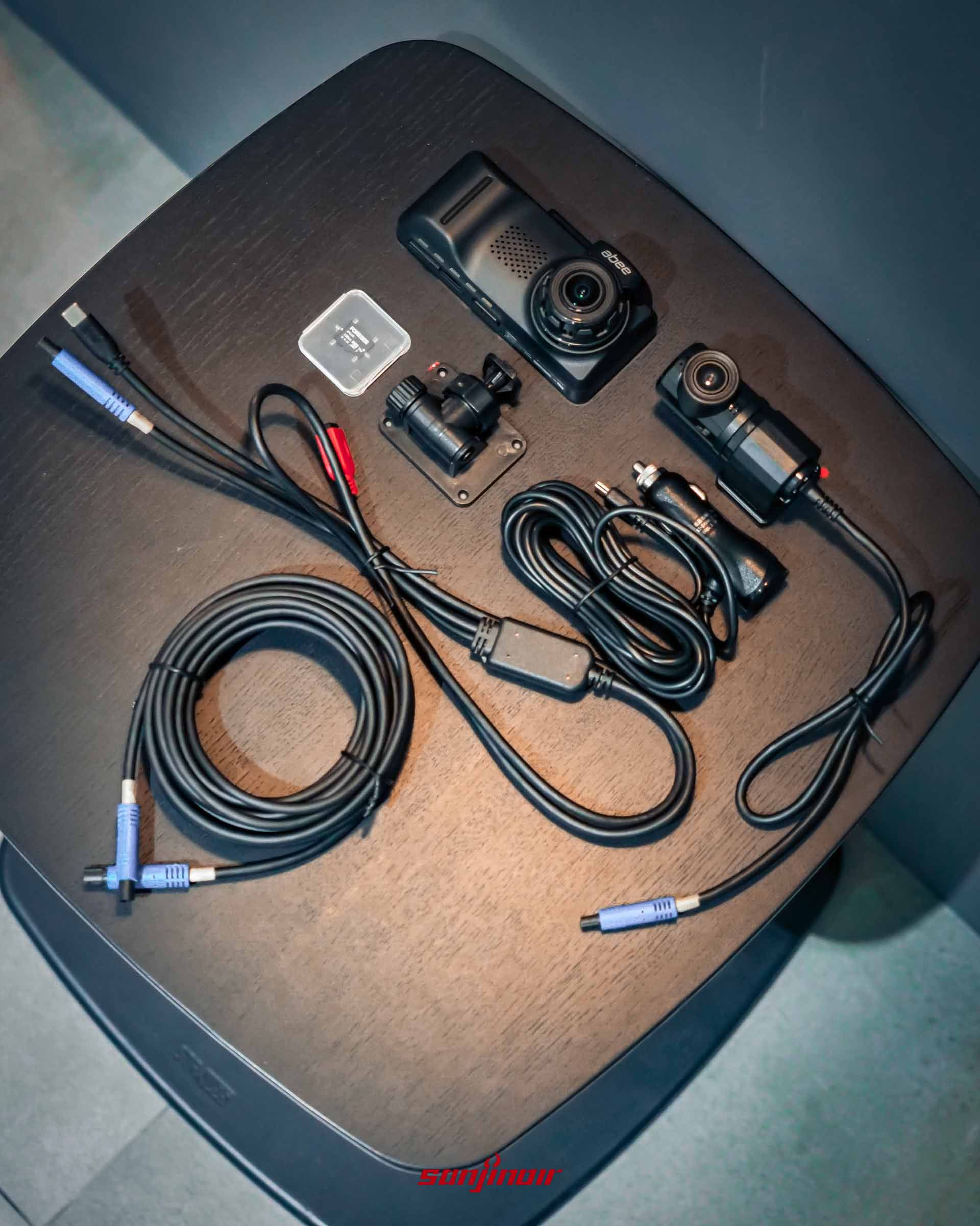 Abee V92GH開箱配件全覽,包含主機、後鏡頭、電源線、支架與附贈記憶卡。