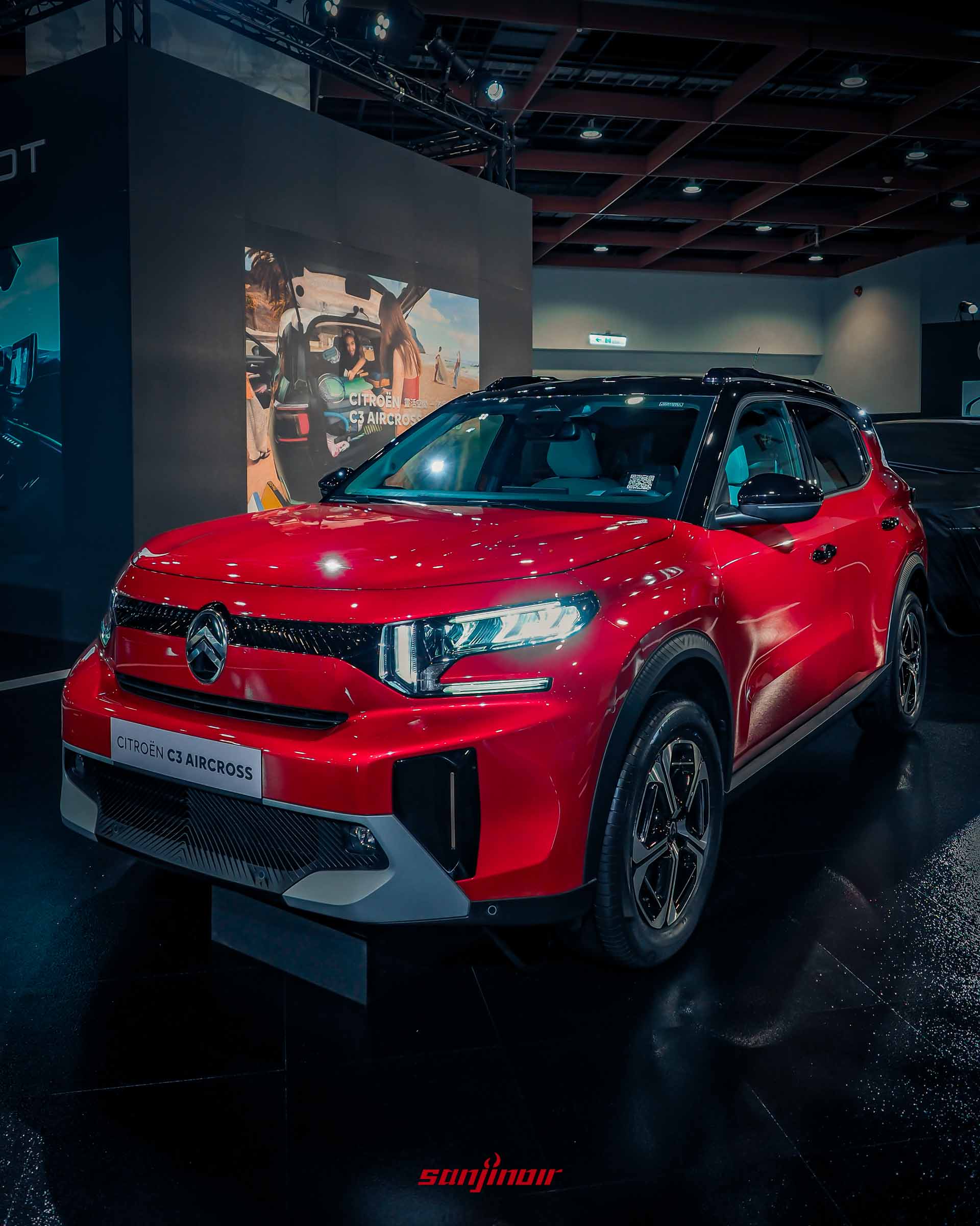 紅色黑頂雙色塗裝的Citroën C3 Aircross休旅車，位於Citroën展區。