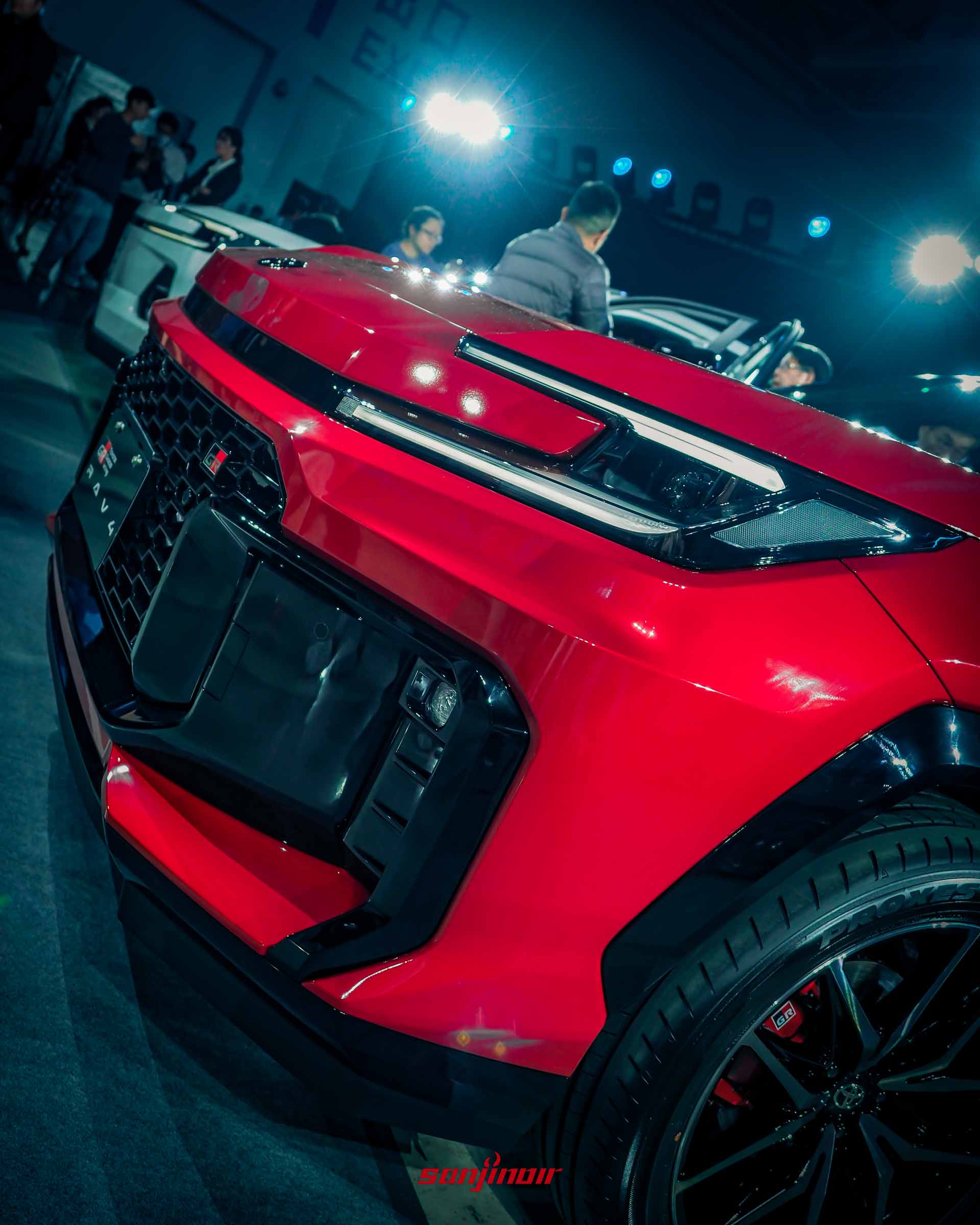 Toyota RAV4 GR Sport車頭細節，特寫黑色網狀水箱護罩、GR銘牌與LED頭燈組。