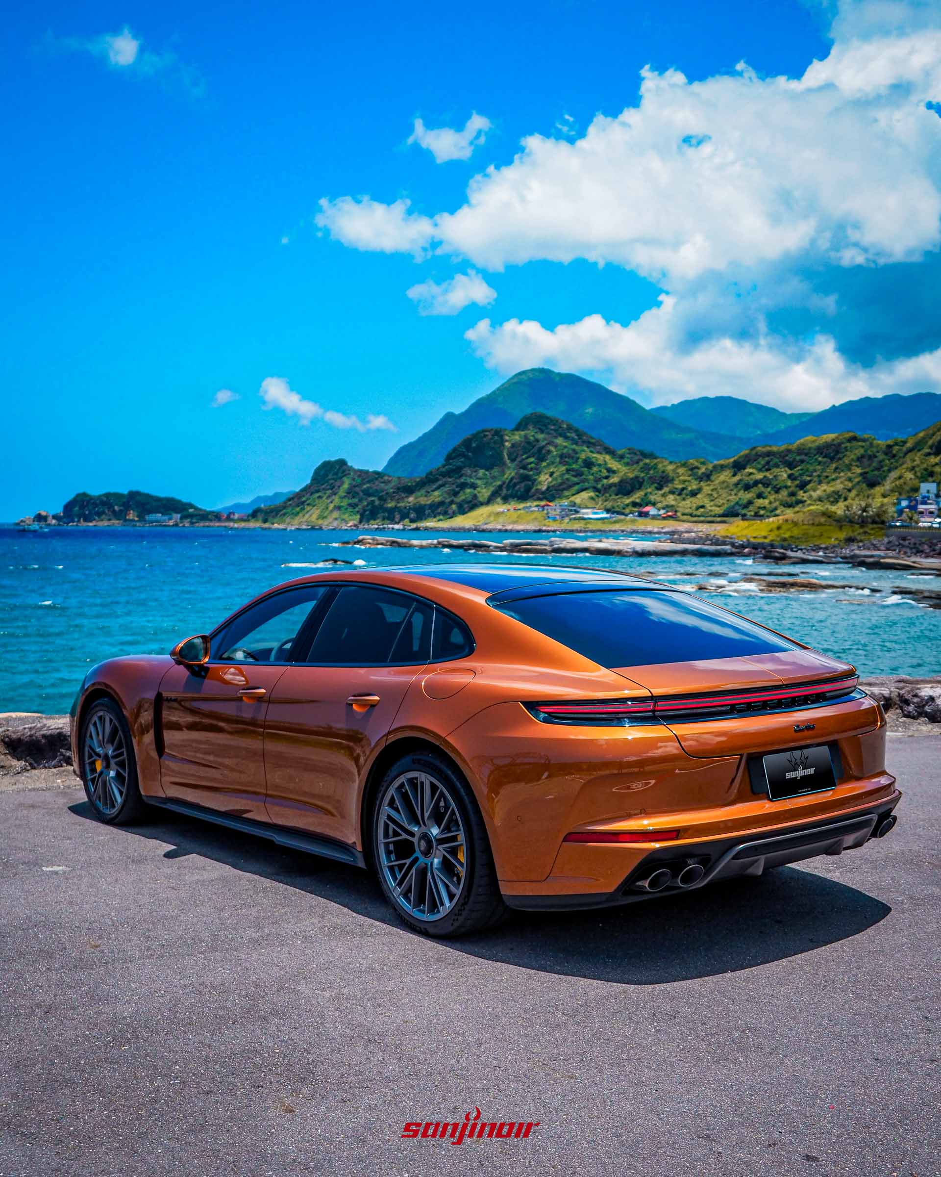 Porsche Panamera Turbo E-Hybrid 車尾造型與四出排氣管細節。