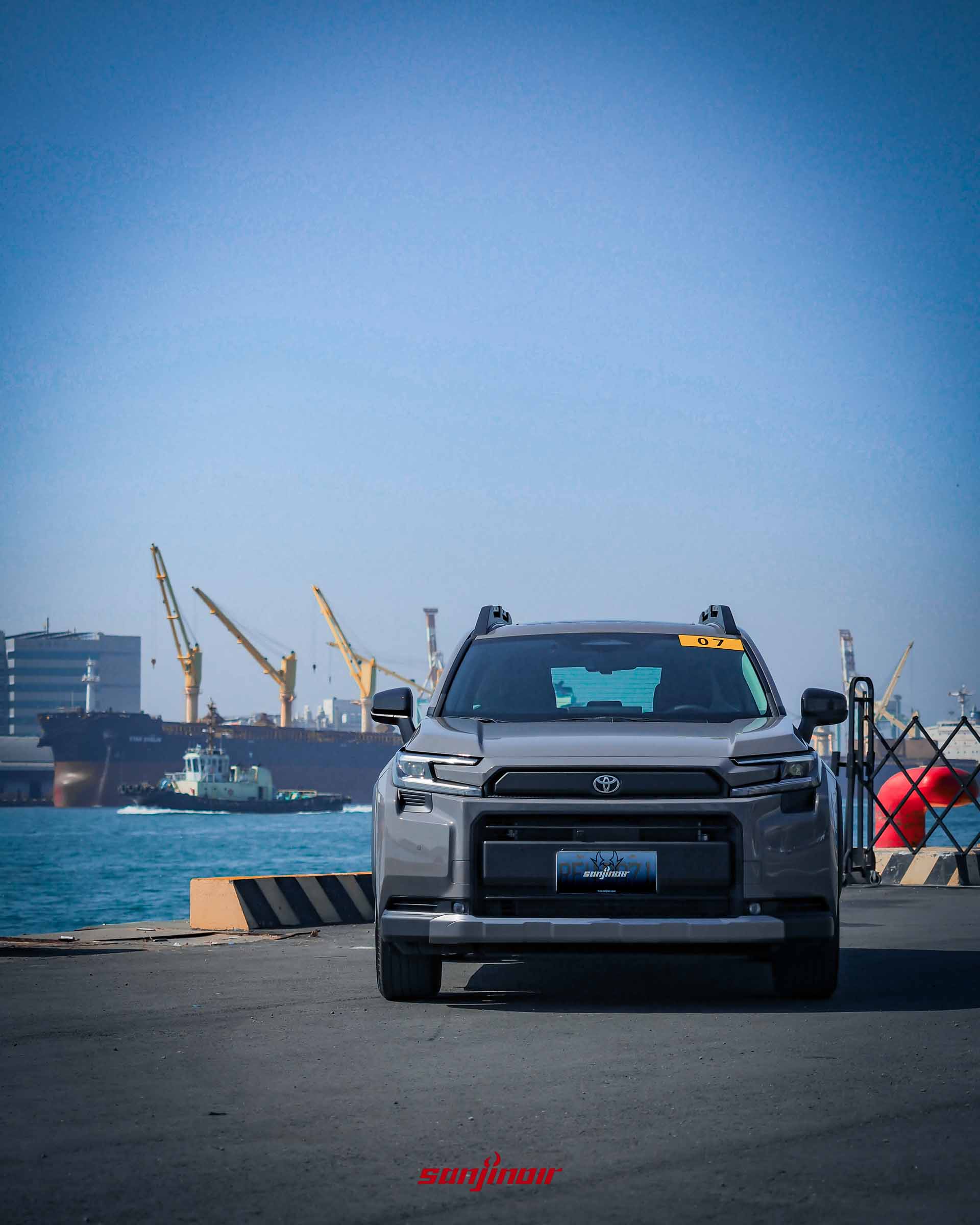 RAV4 Adventure 正面視角，展示LED頭燈組與霧黑水箱護罩細節。