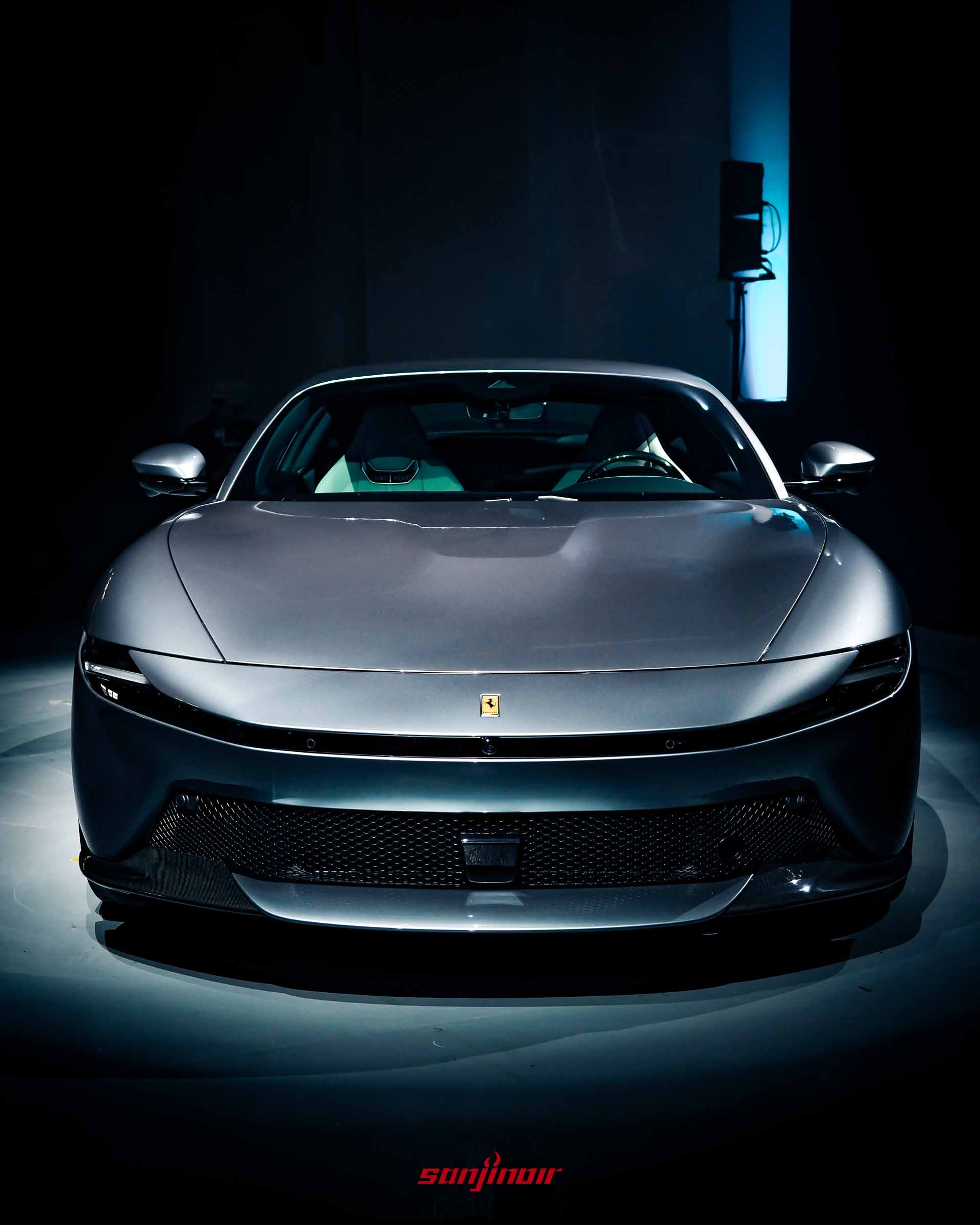 Ferrari Amalfi車頭正面特寫，強調橫向視覺延伸的進氣壩與細長型LED頭燈組。