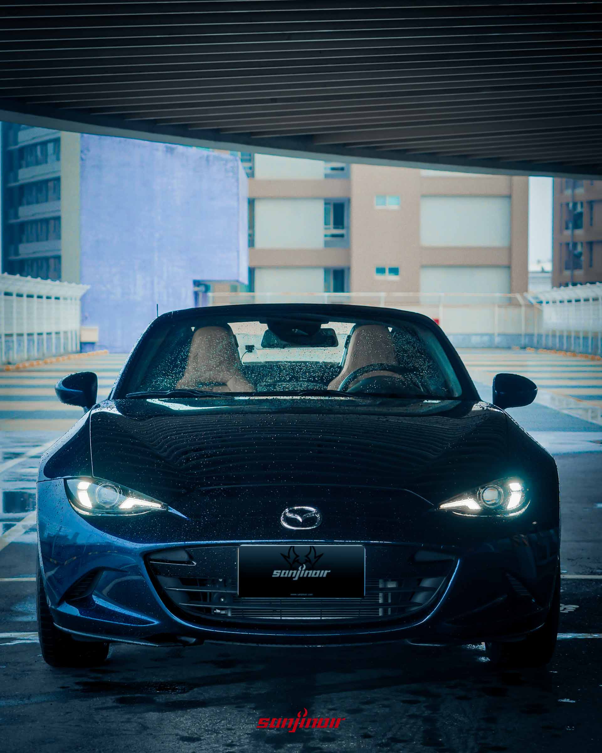 Mazda MX-5 RF 車頭正面特寫,展示全新 LED 頭燈點亮效果。