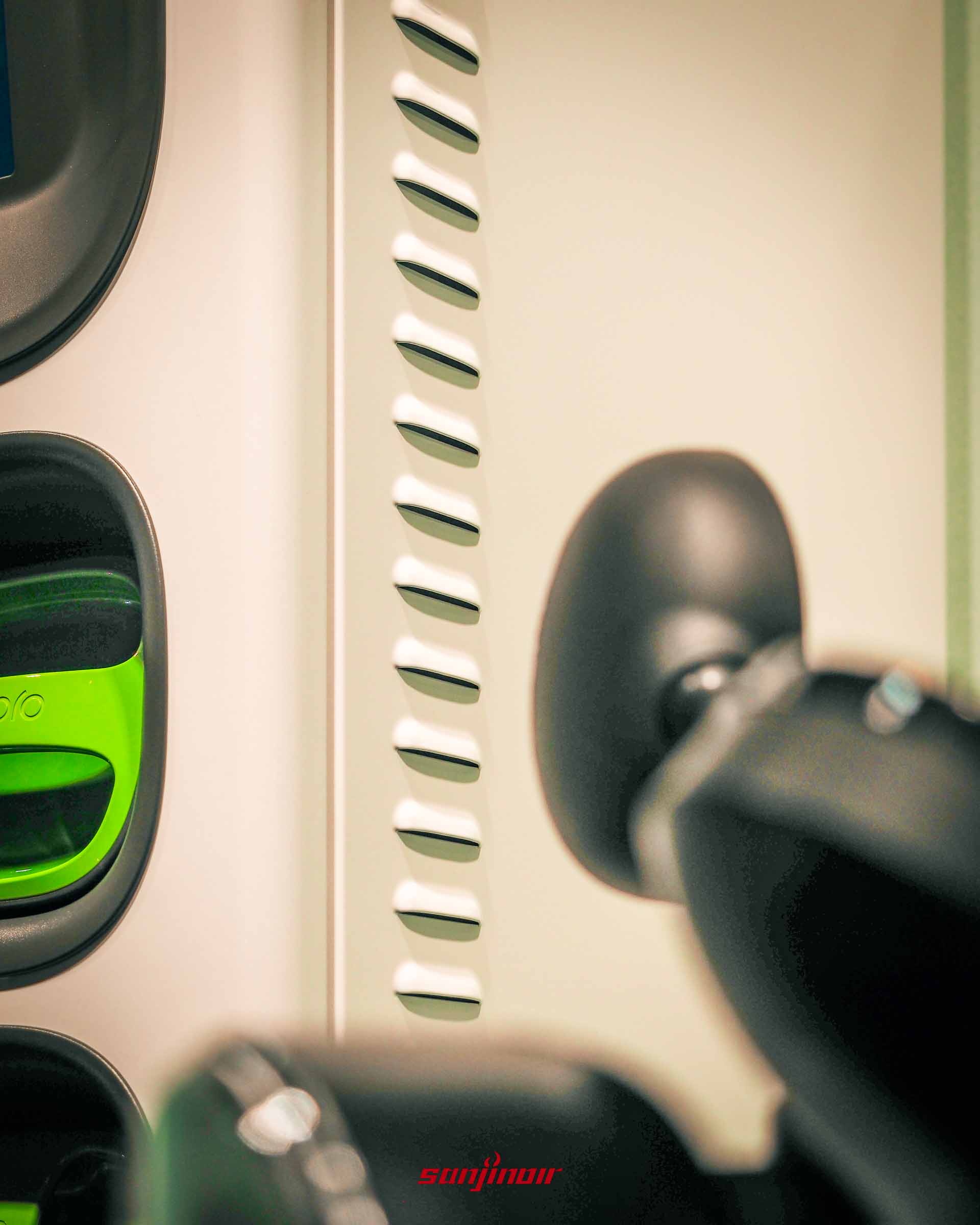 GoStation Q換電站側邊散熱通風孔特寫鏡頭。