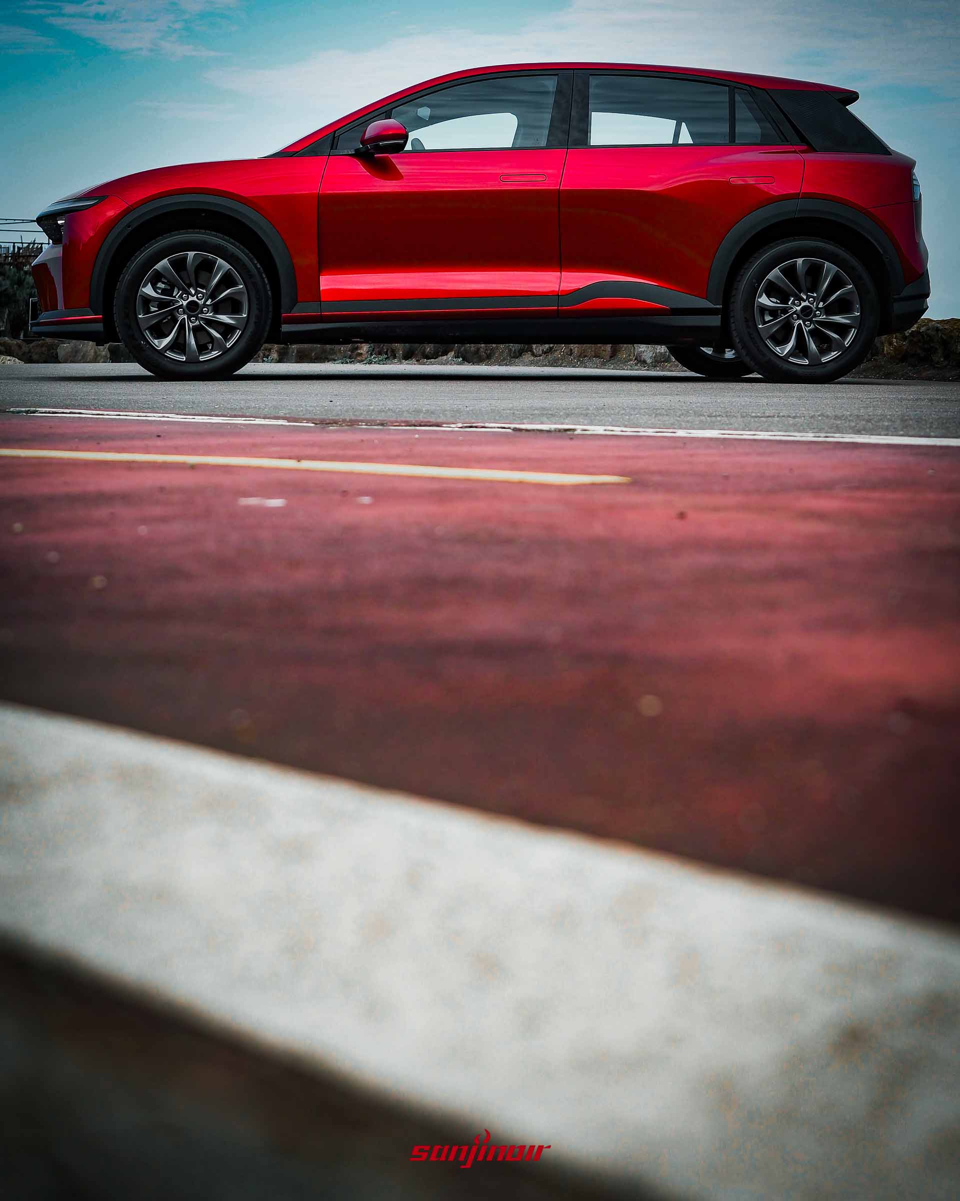 紅色Foxtron Bria Emerge停放在路邊的車身正側面照片。