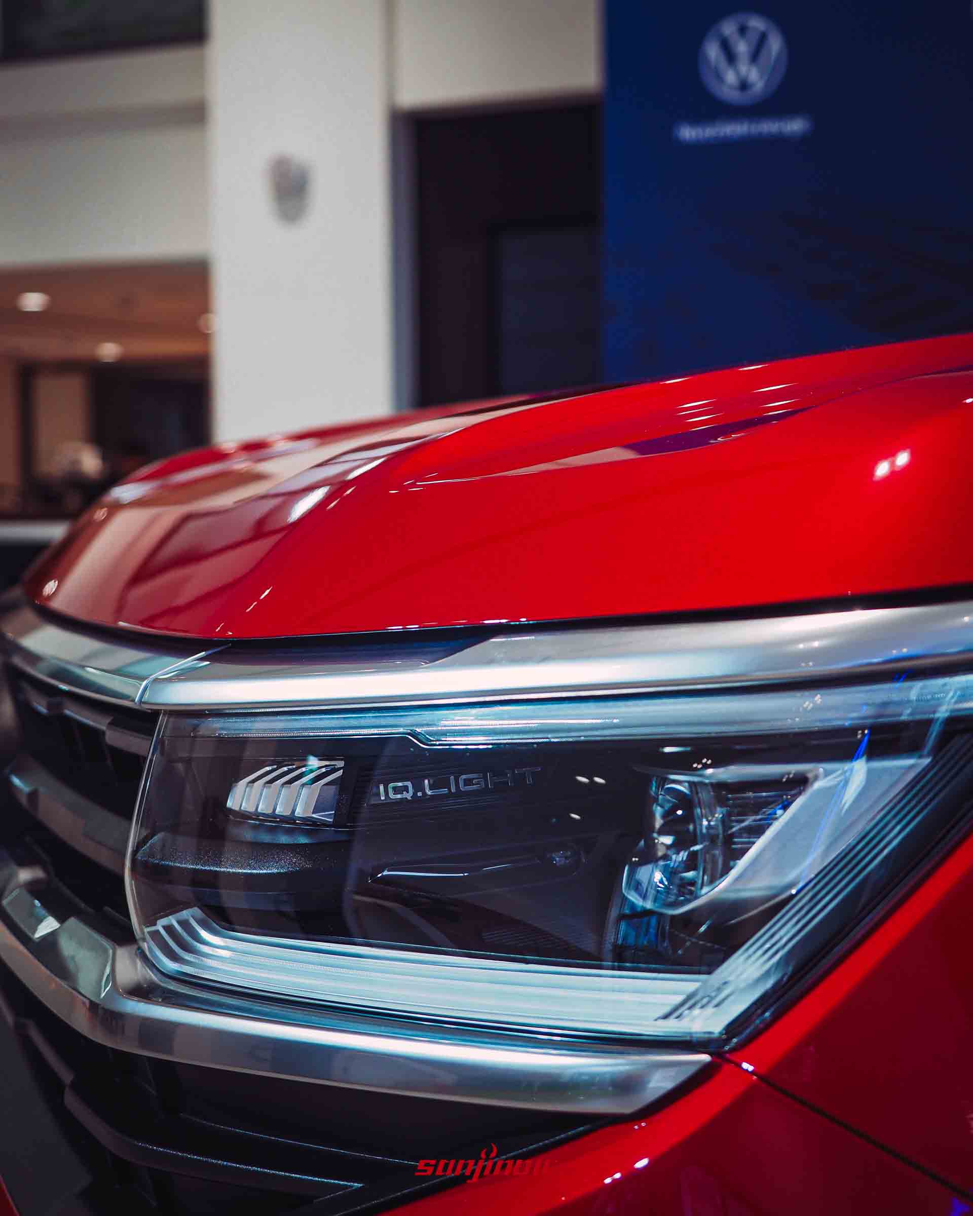 Volkswagen Amarok Style的IQ.Light矩陣式LED頭燈近照，燈罩內有IQ.LIGHT字樣。