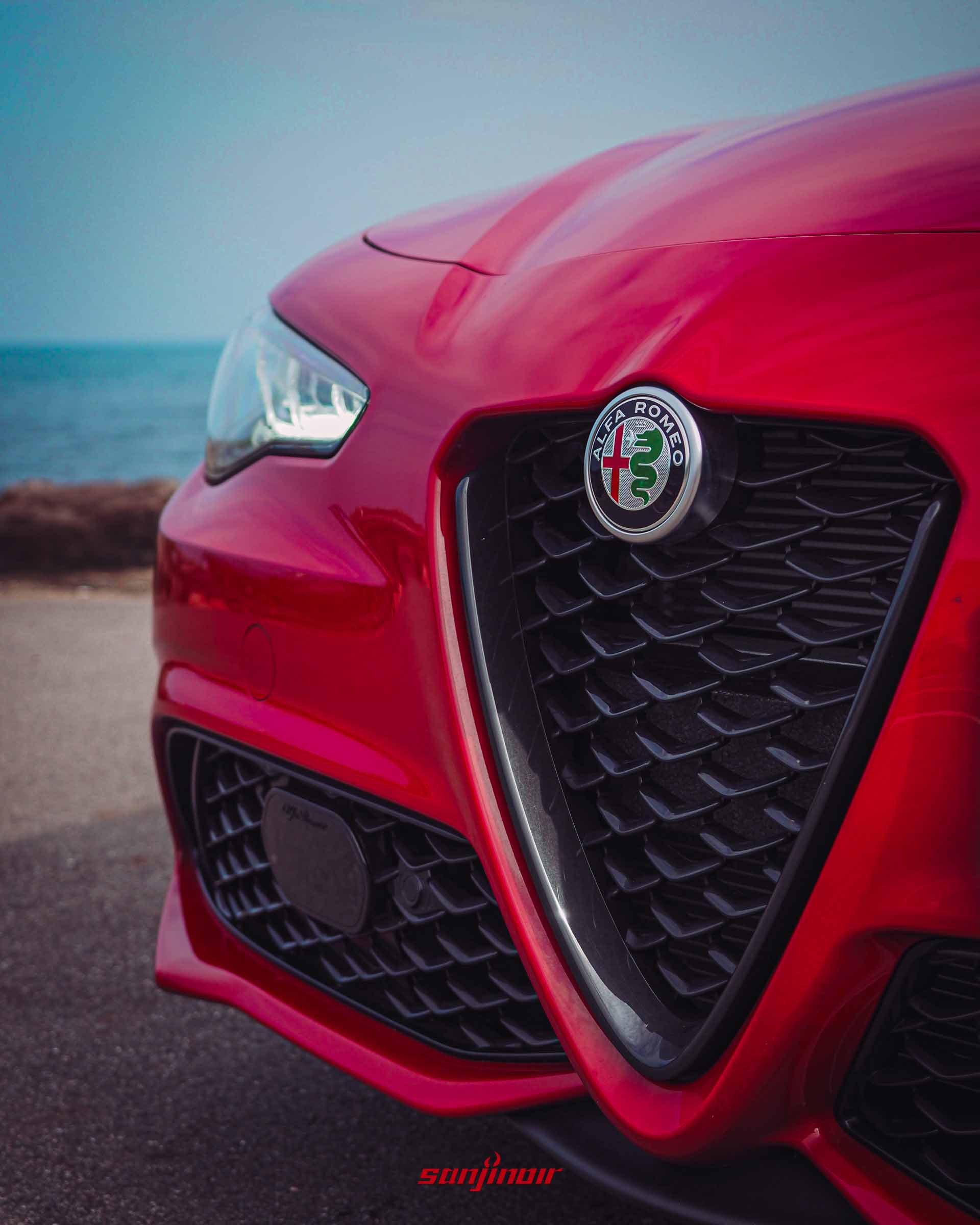 Alfa Romeo Giulia Sprint車頭局部特寫,聚焦於Alfa Romeo廠徽與水箱護罩細節。