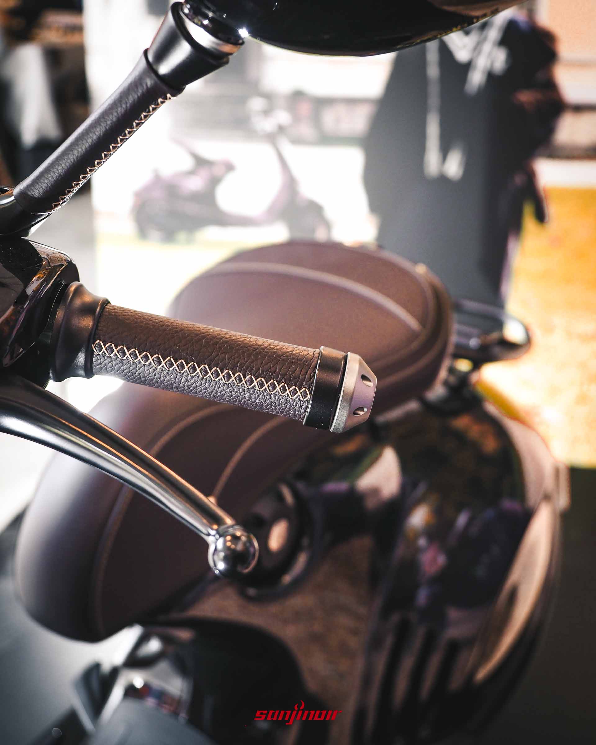 Vespa 946馬年特仕版摩托車手把特寫，展示職人手藝縫製的菱格紋皮革與金屬把手尾端刻紋。