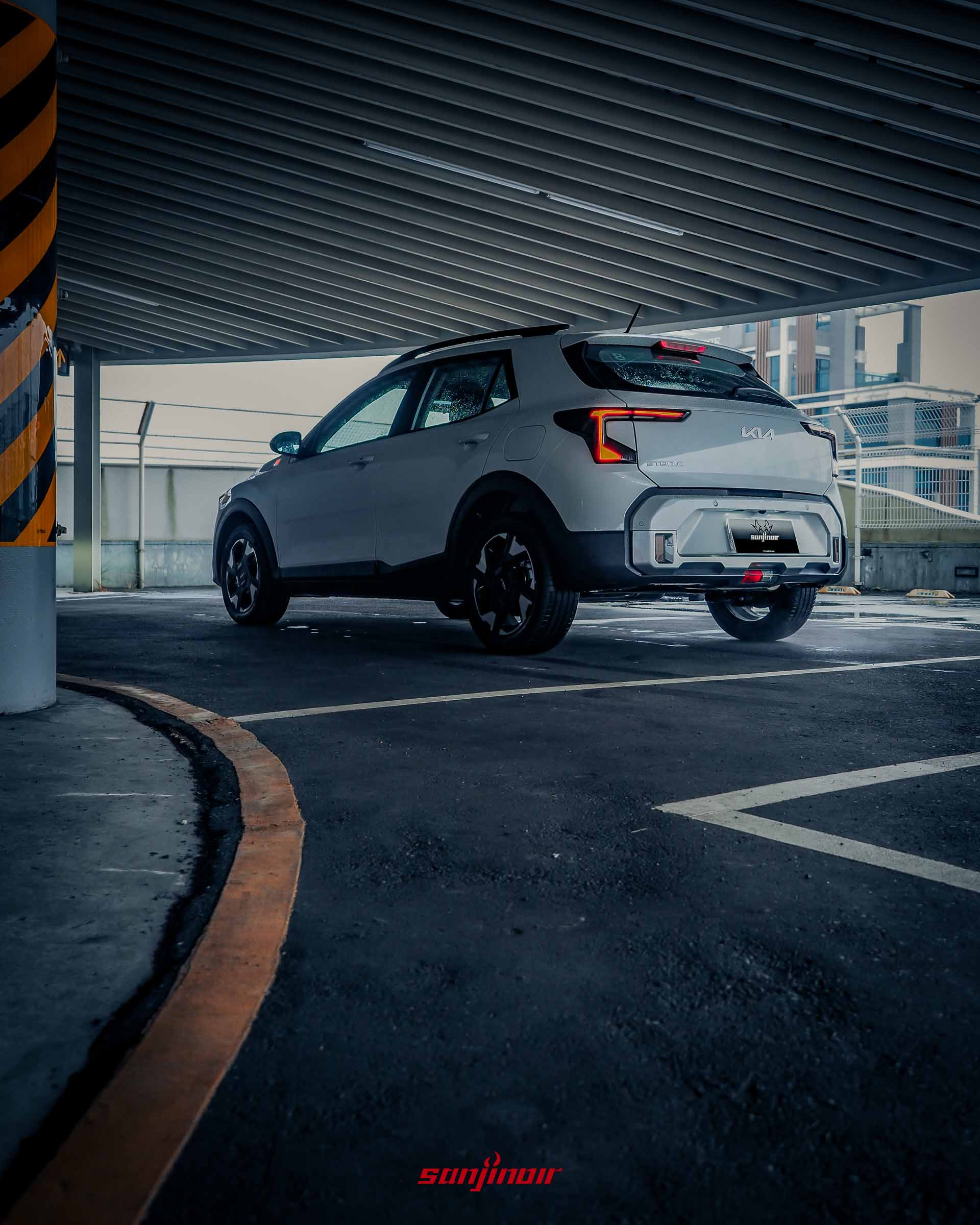 停放於室內停車場的白色2026 Kia Stonic車尾斜側面照,展示車身線條與Star Map星圖式LED尾燈。