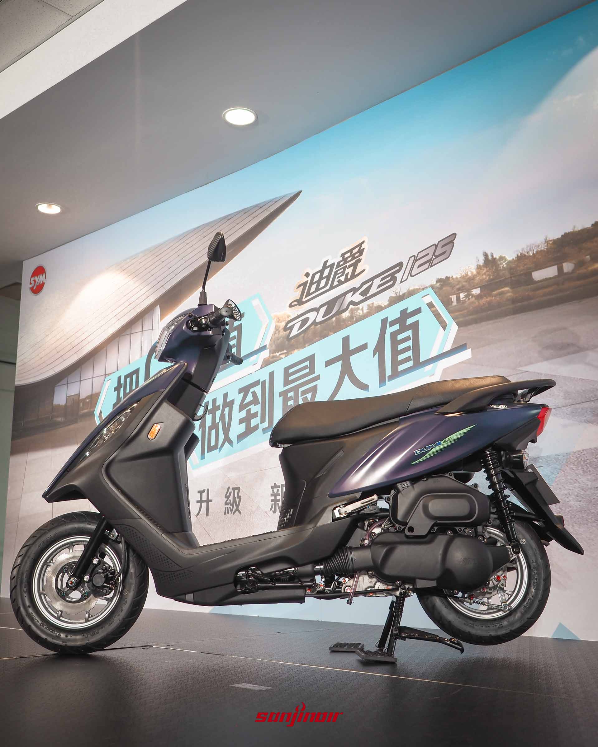 2026 SYM Duke迪爵125車身側視圖，展示加長至689mm的坐墊、平整化踏板與流線車身設計。