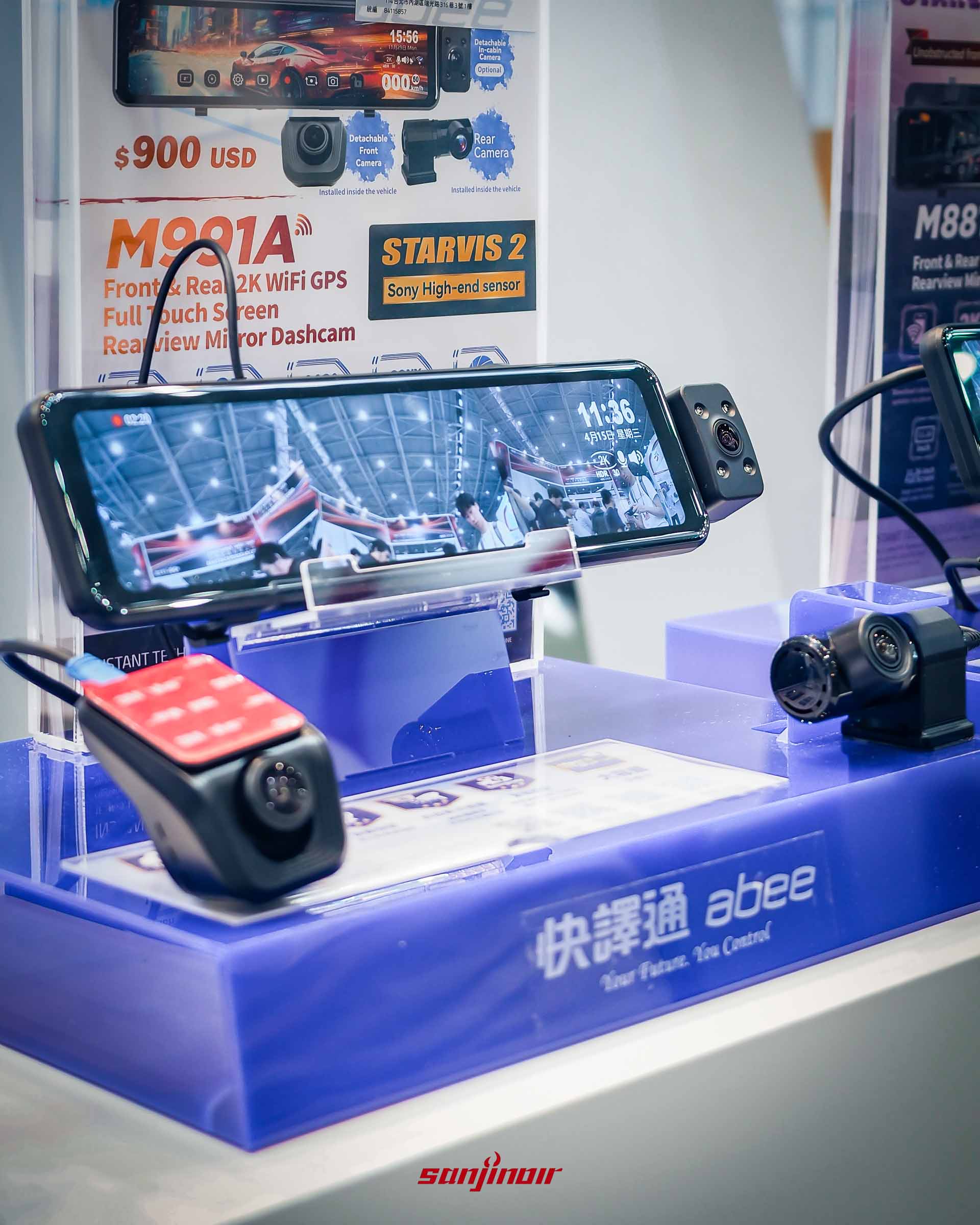 Abee快譯通M991A全屏觸控電子後視鏡實機展示,後方看板標示型號與規格。