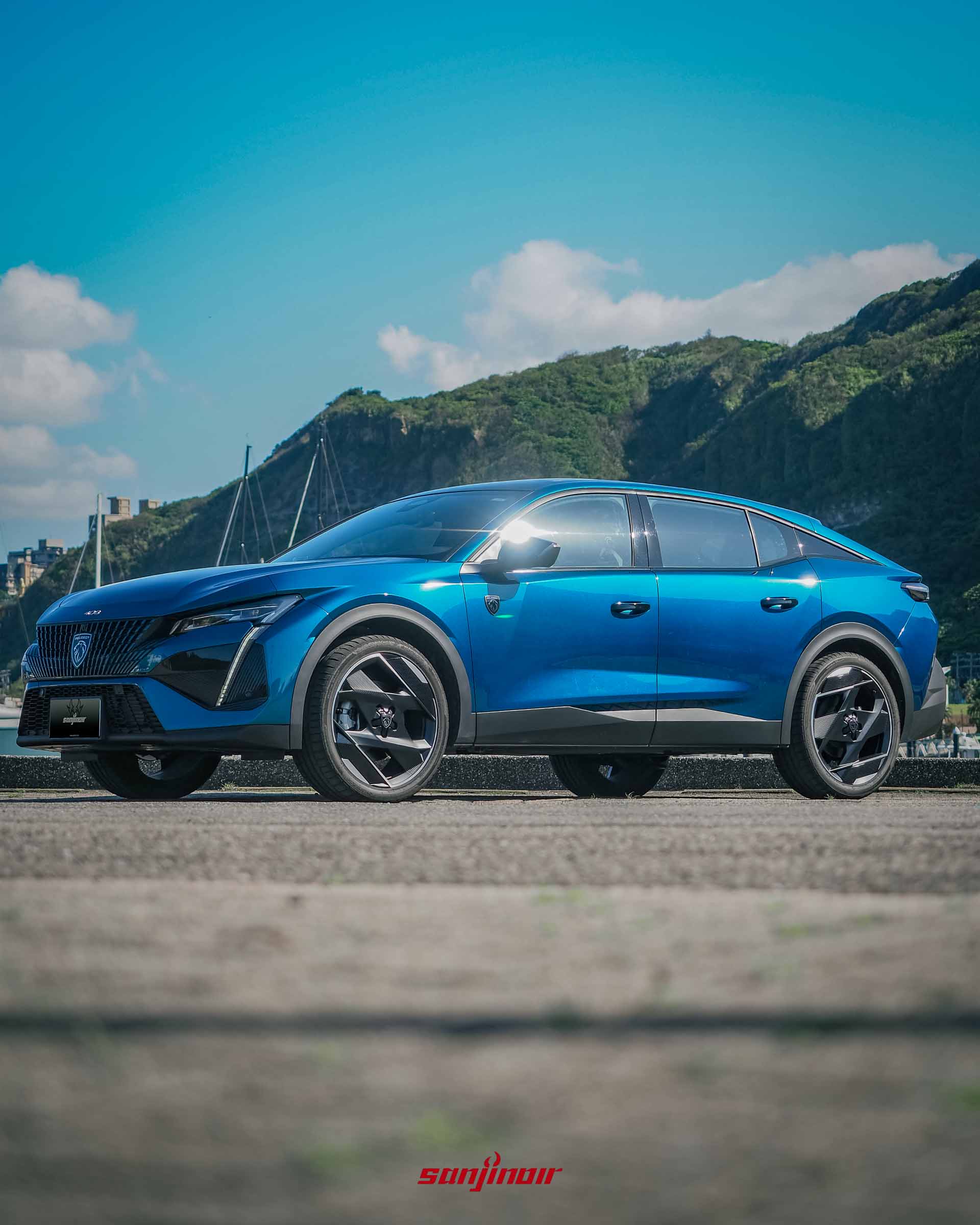 2026 PEUGEOT 408 GT Rapide車側視角，展現Fastback斜背跨界身形與專屬20吋輪圈。