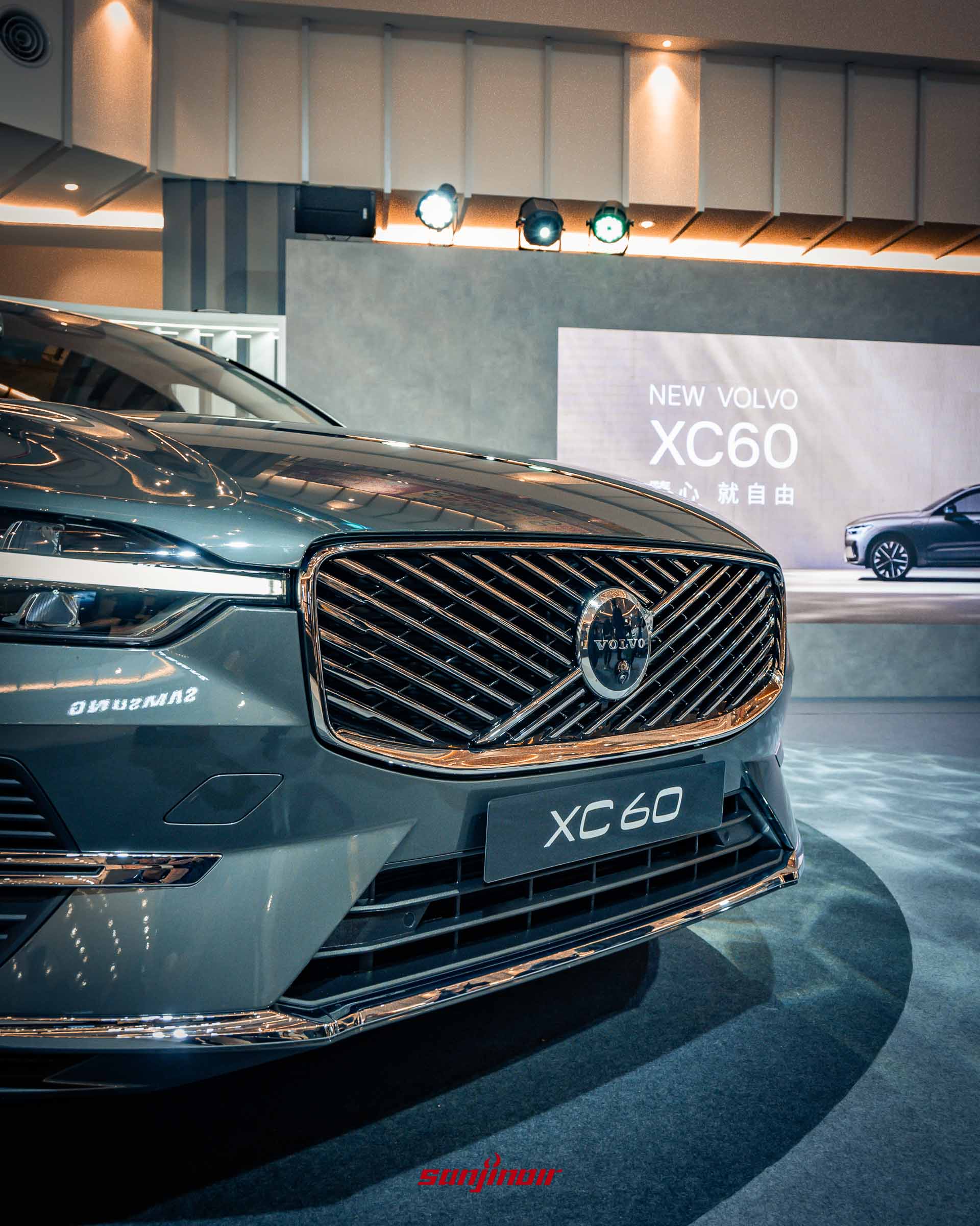 2026年式New Volvo XC60車頭水箱護罩近景，展示全新菱層紋水箱護罩和廠徽。
