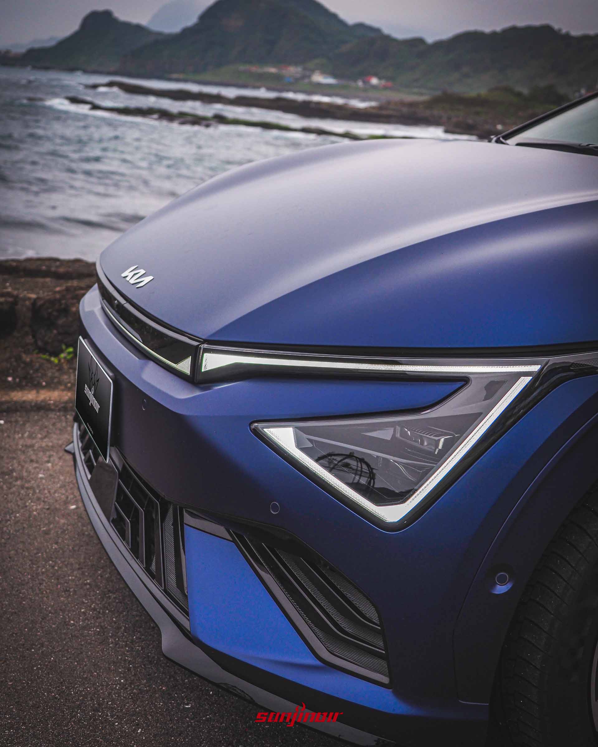 Kia EV6 GT-Line小改款車頭特寫照片，突出StarMap星圖設計的日行燈和新造型的進氣壩。