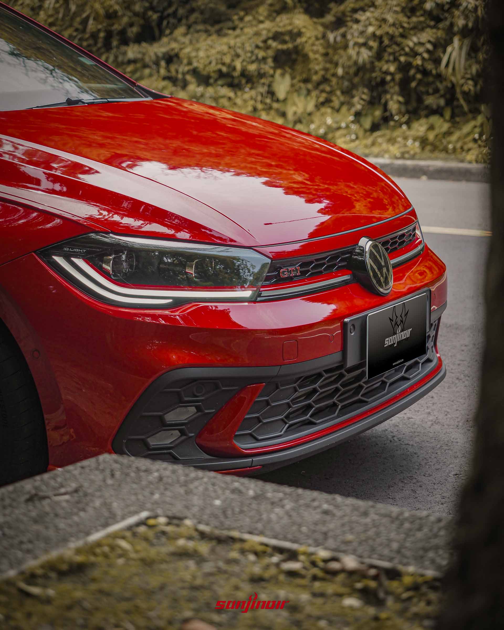 標誌性紅色飾條貫穿水箱護罩並延伸至IQ.Light矩陣式LED頭燈內部，勾勒出極具侵略性的銳利眼神。