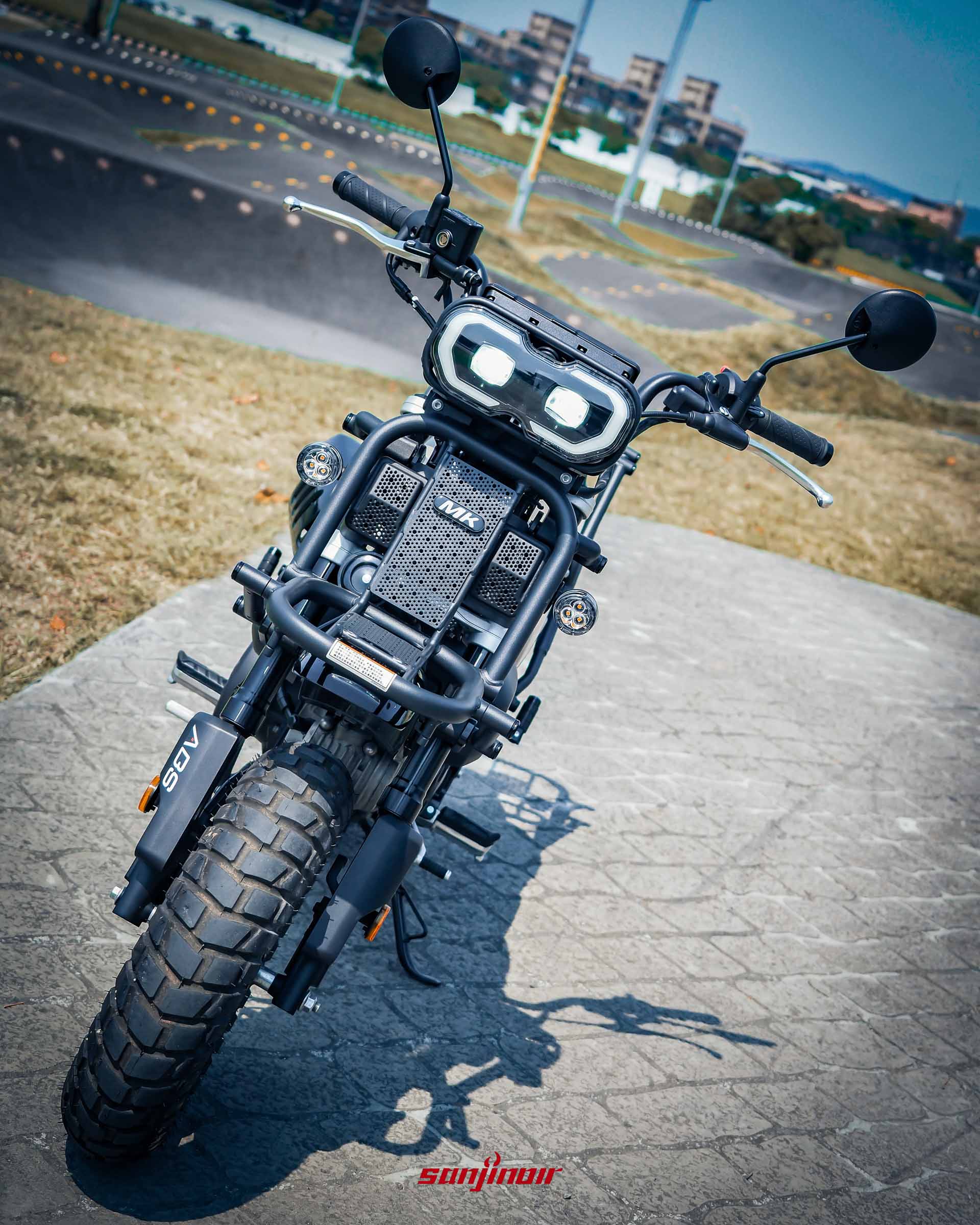 Aeontek MK150車頭特寫，重點展示方型雙透鏡LED大燈、原廠前載物架以及寬把手設計。