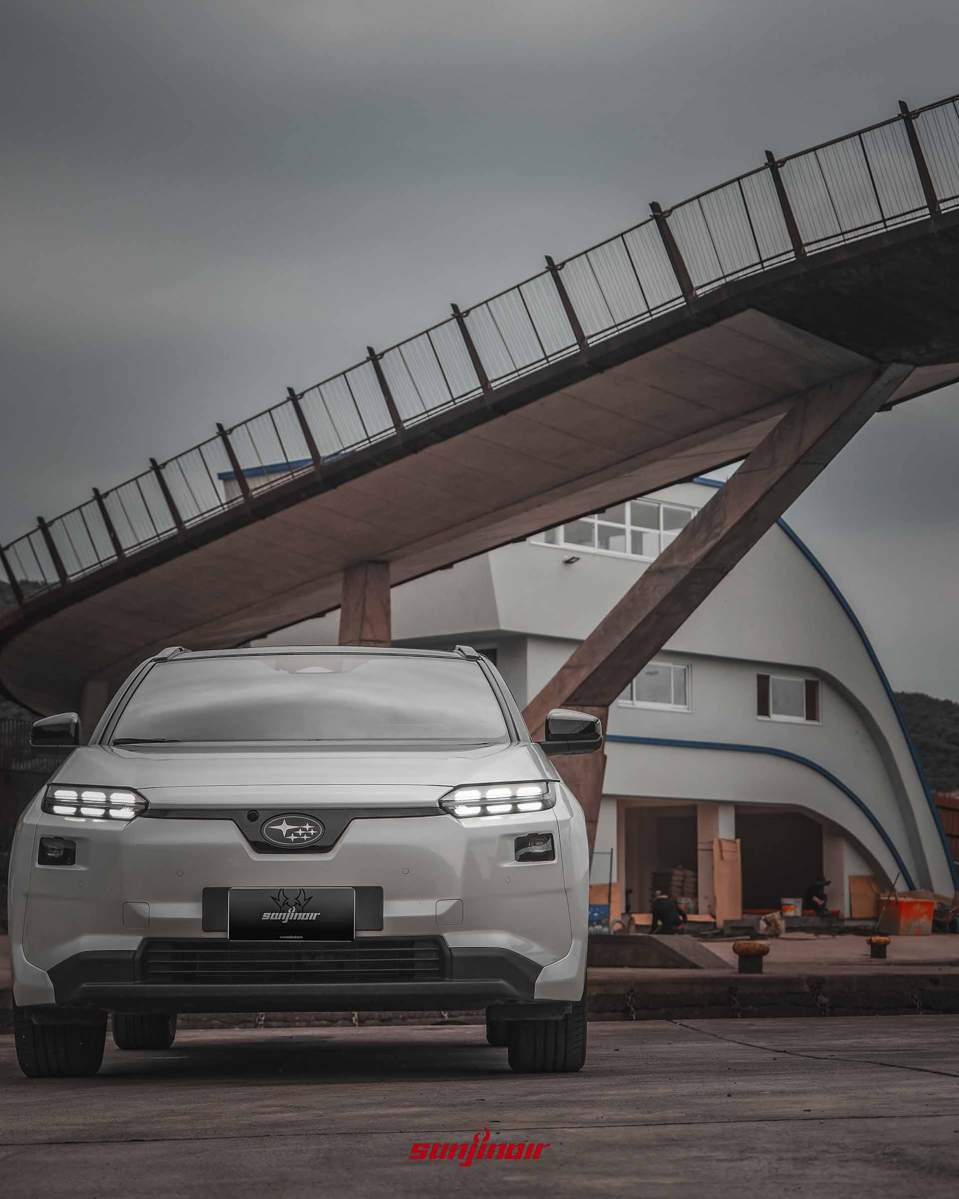 白色2026年Subaru Solterra XT車頭正視圖，展示封閉式車頭造型與點陣式LED頭燈。