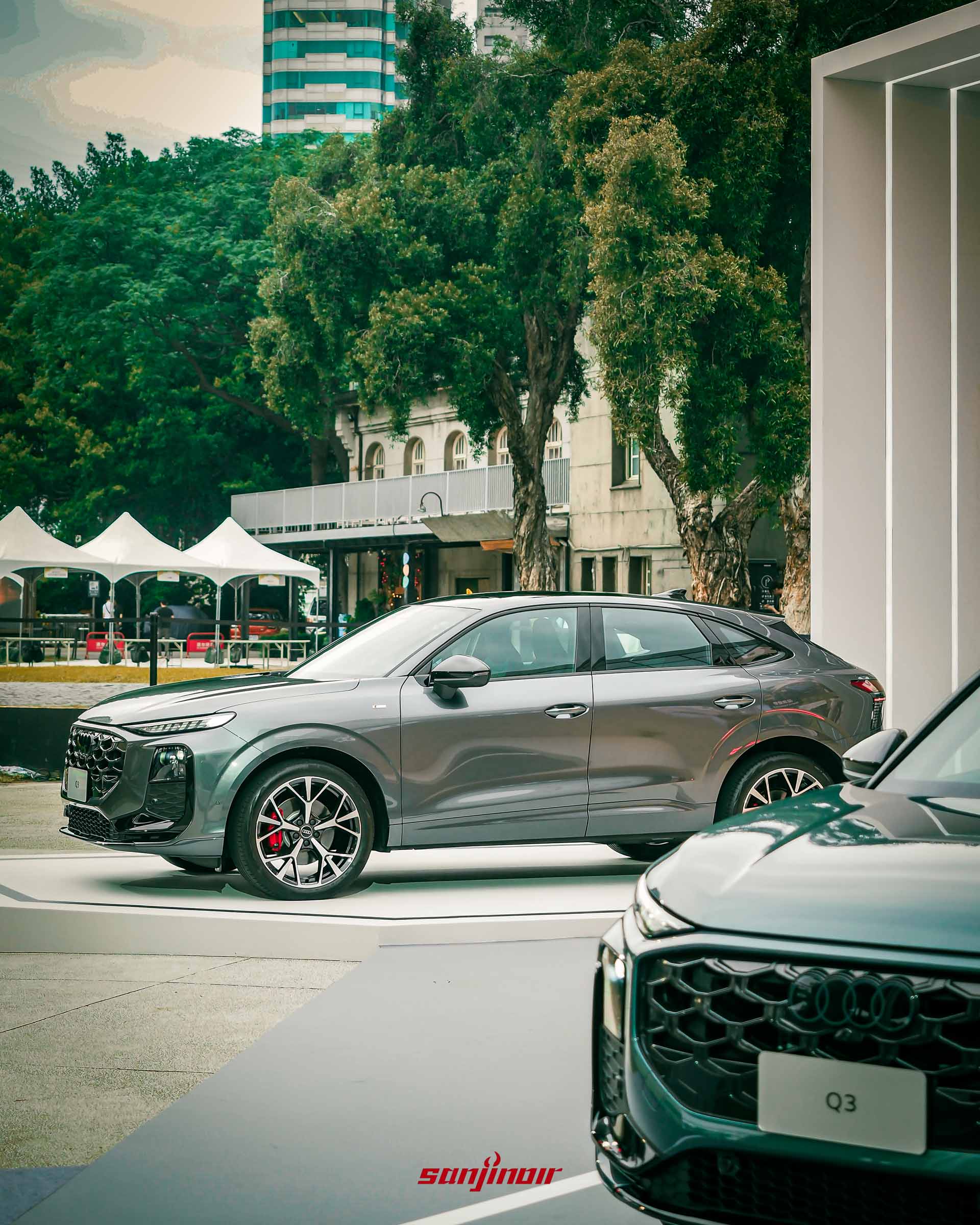 綠色Audi Q3與灰色Audi Q3 Sportback共同展示於戶外發表會舞台。