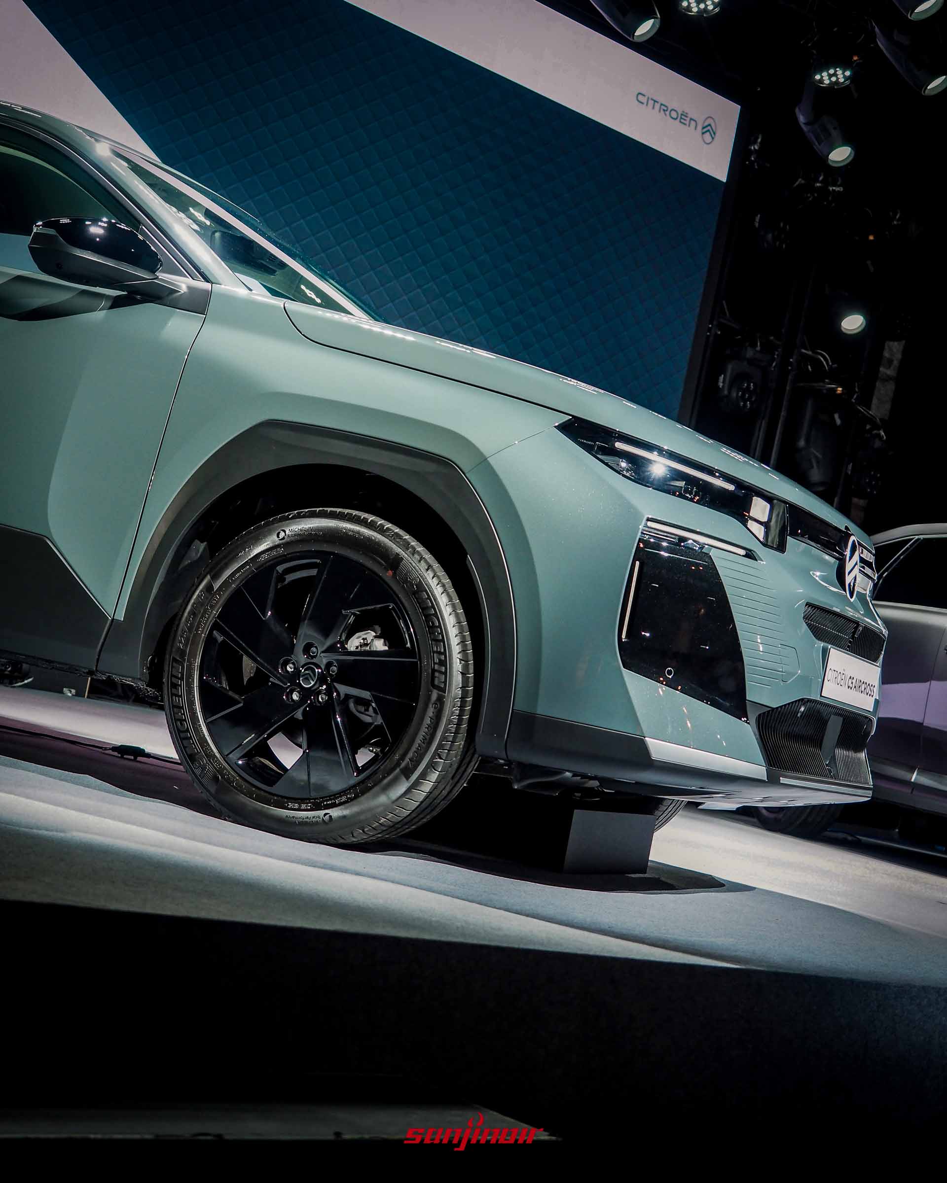 CITROËN C5 Aircross車頭側前方特寫，清楚展現矩陣式LED頭燈、水箱護罩設計與黑色鋁圈。