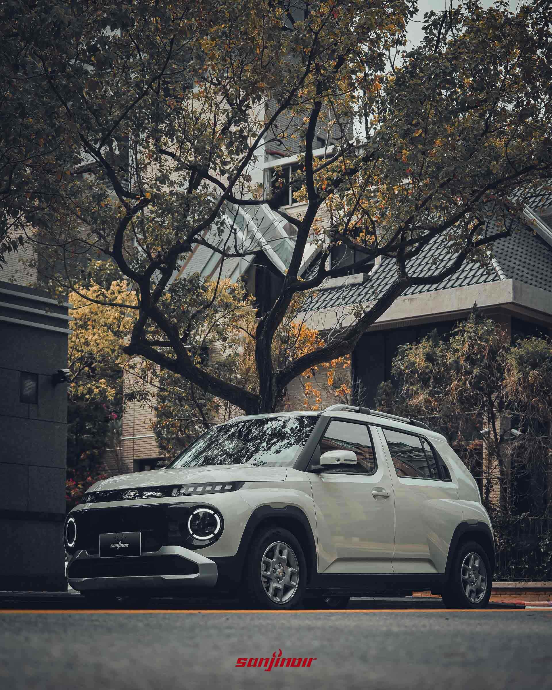 Hyundai Inster 前側45度仰拍照片，強調車頭幾何。