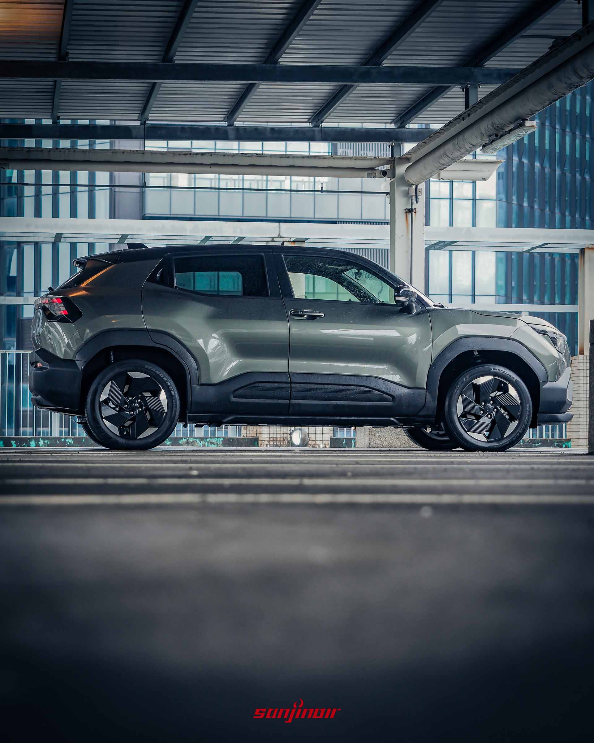 2026 SUZUKI e Vitara車側輪廓照,展示雙色車頂與低風阻鋁圈造型。