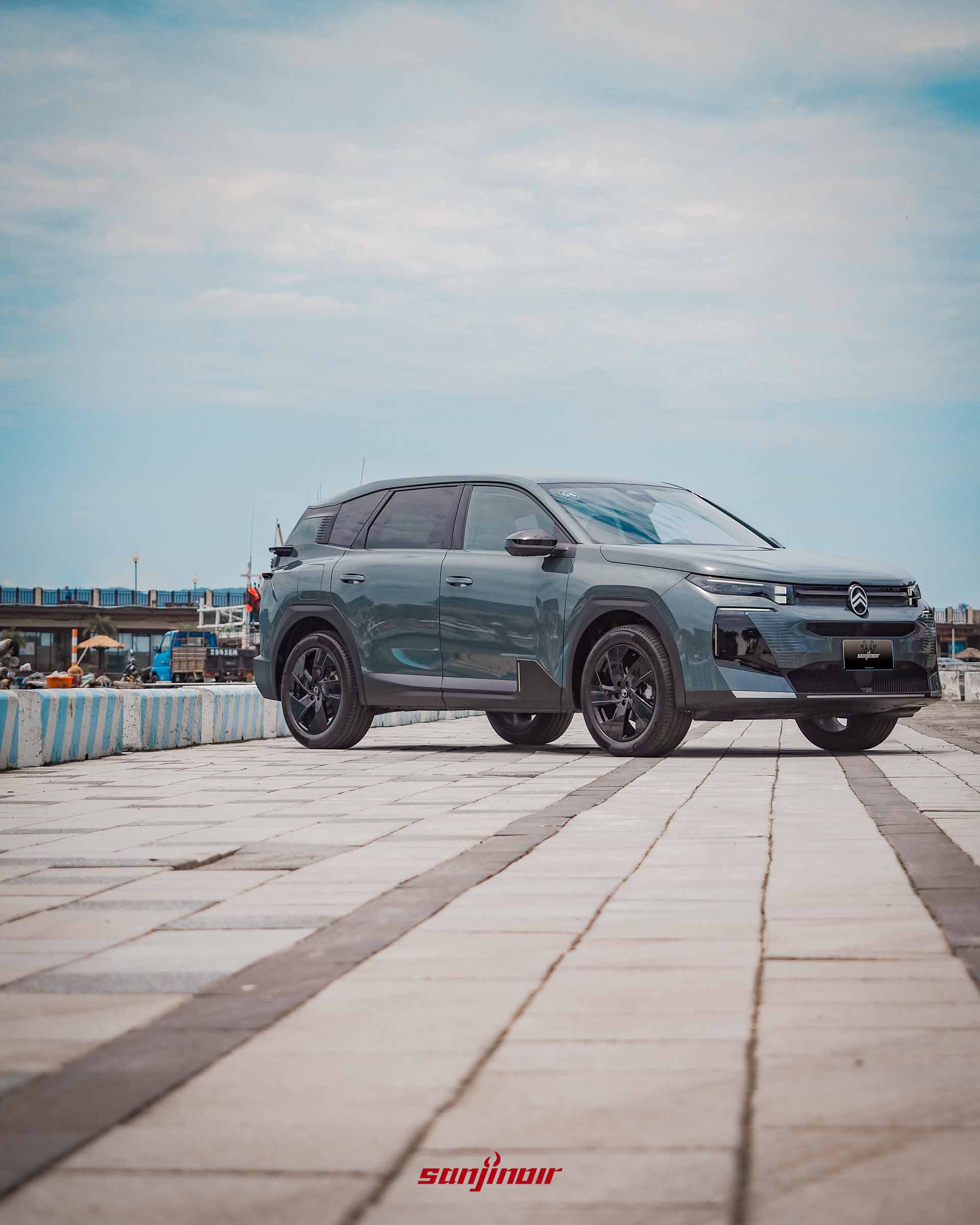 2026 CITROËN C5 Aircross深翠綠車色的車側輪廓。