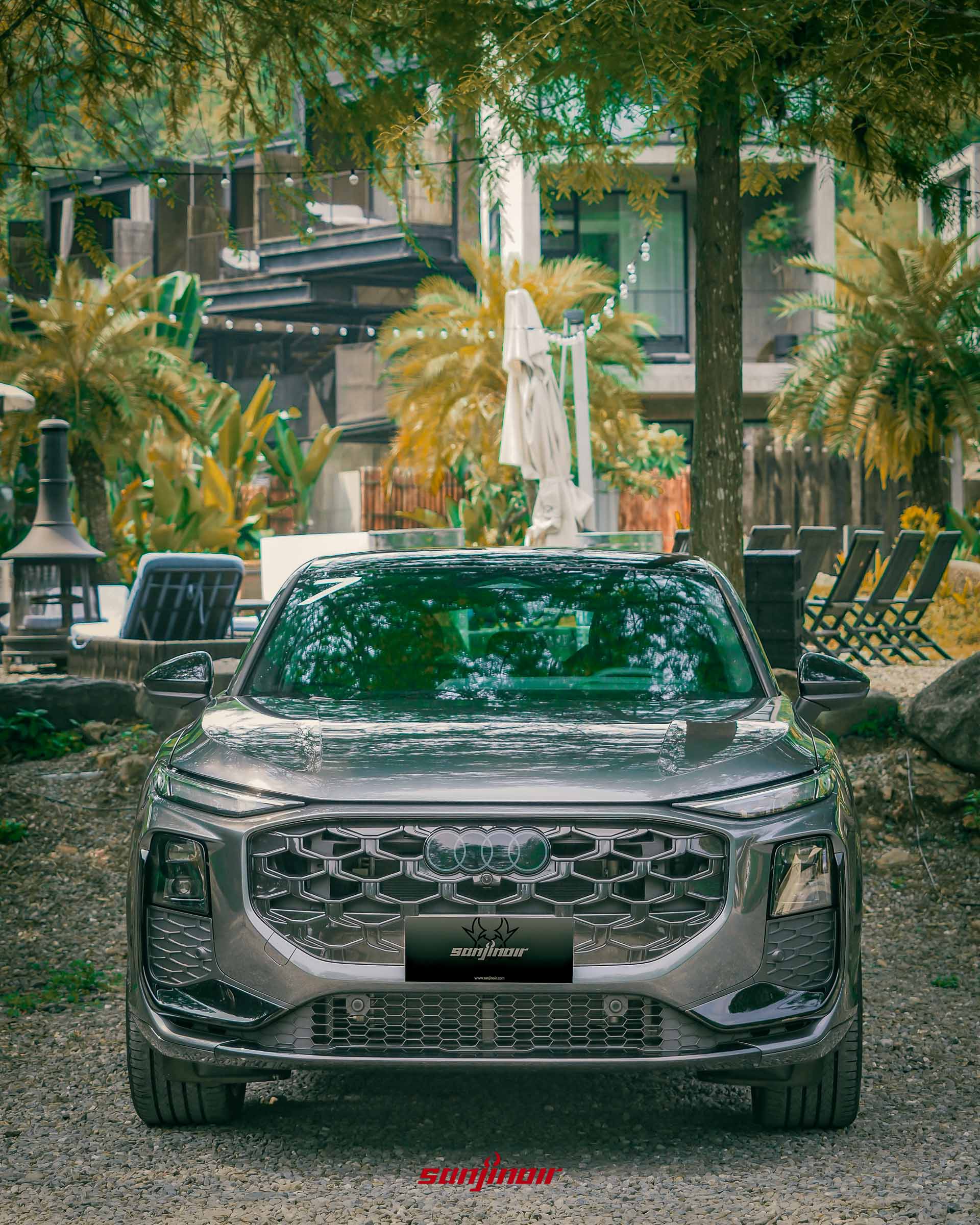 Audi Q3車頭正視圖，展示黑化八角型水箱護罩與銳利的LED頭燈。