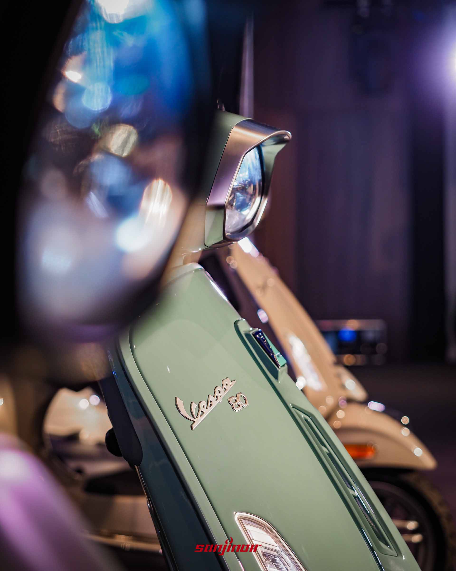 綠色Vespa Sprint80周年特仕版車頭燈與前面板近距離特寫,呈現鍍鉻細節與反光質感。
