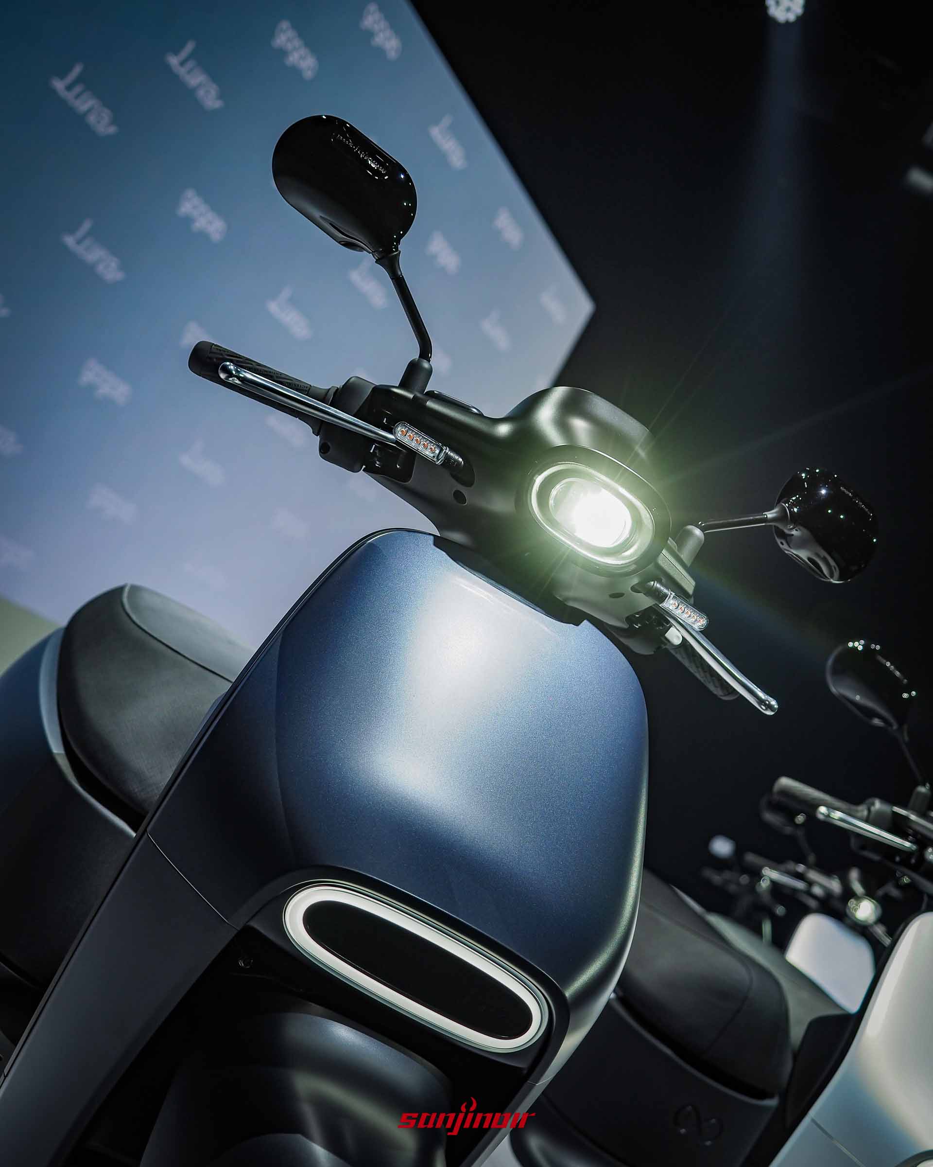 Gogoro Luna車頭特寫照片，展示平滑的車身烤漆質感、發光的頭燈與月環位置燈。