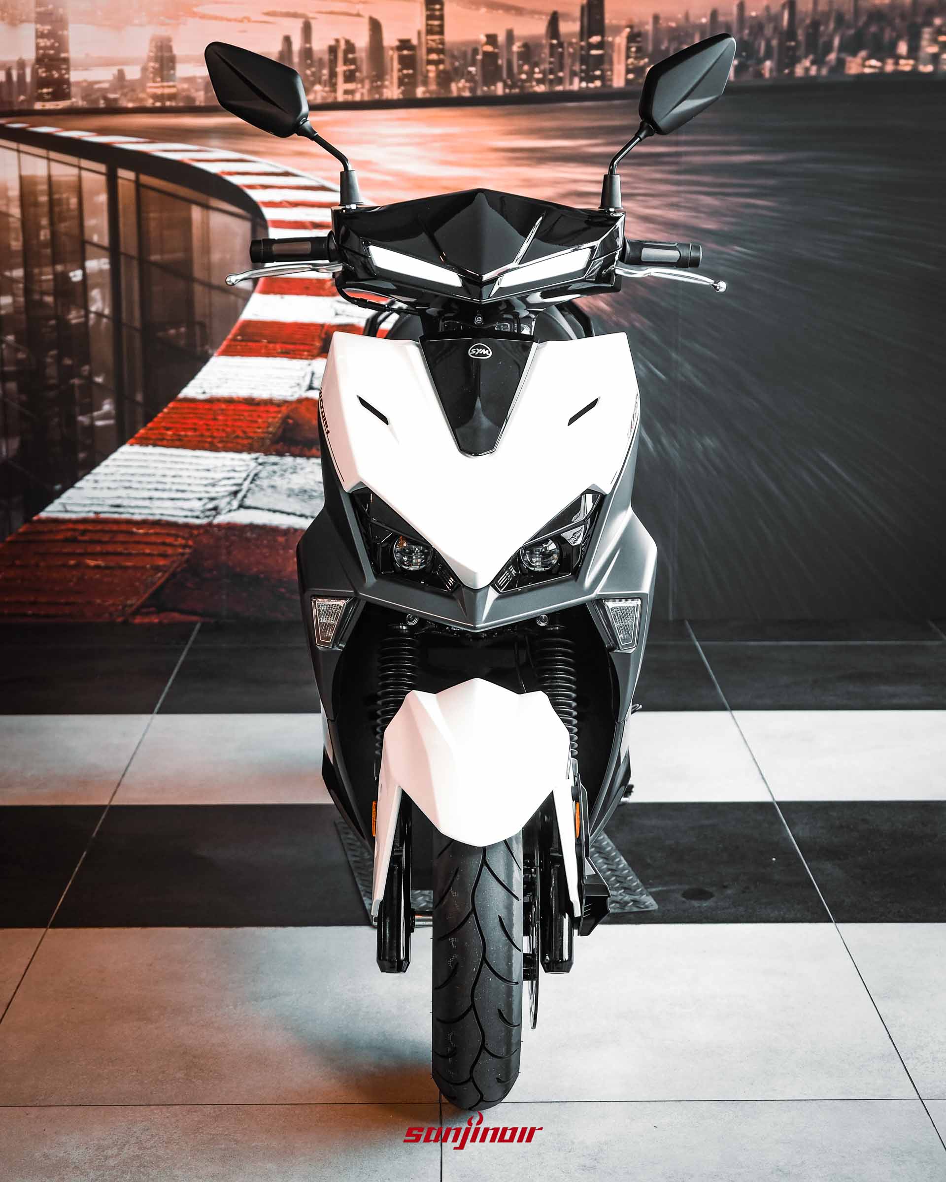 SYM Jet SL+ 正面視角，展示雙魚眼LED大燈、定位燈與兩側方向燈的配置。