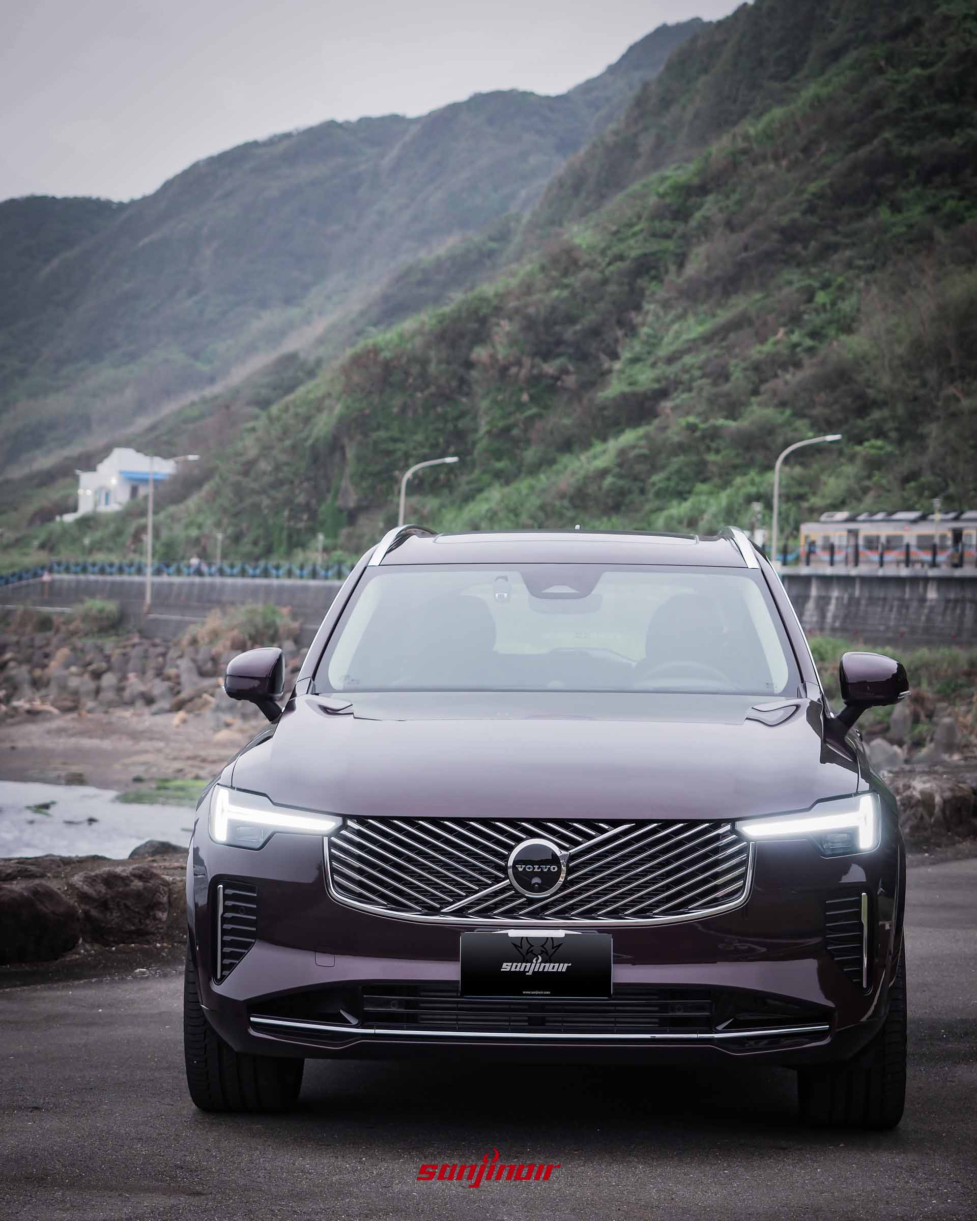 Volvo XC90 T8 Ultra正車頭特寫,標誌性的雷神之鎚LED日行燈與新世代水箱護罩清晰可見。