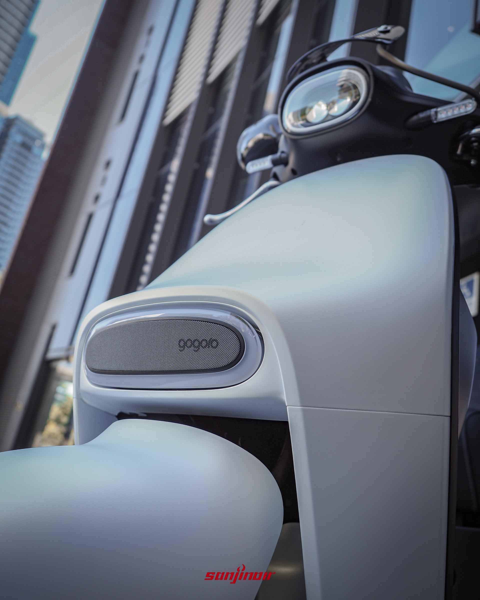 霧面銀白色Gogoro Luna電動機車的側前視角,強調其流暢的車頭線條與霧面銀白色烤漆。