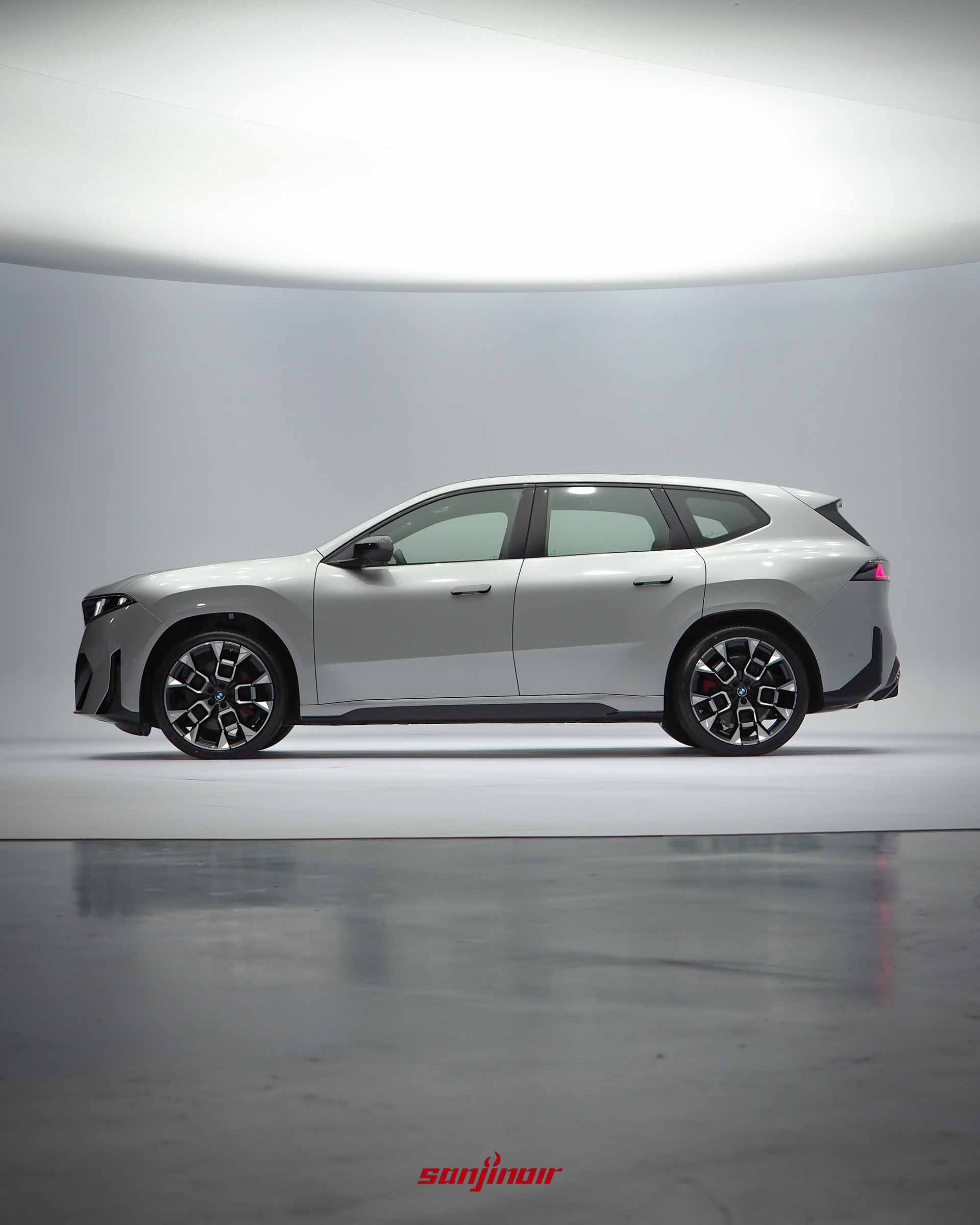 BMW iX3的正側面全車照,擁有平整化的車側鈑件與大尺碼雙色切削空力輪圈。